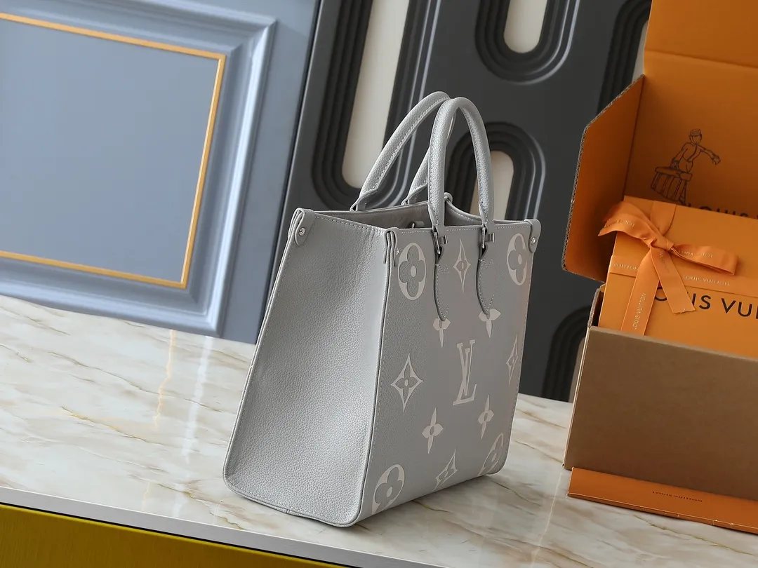 💰240💰Upgraded original M46833 ONTHEGO medium handbag M46834M45595 all black M45494 apricot print 45495 black print 45496 white print M46286 pink Monogram is a full leather embossed silk screen white and purple mommy bag shopping bag oo[Handshake][Handshake] The pattern is printed and dyed first and then embossed, which is softer than grained cowhide Its ample interior can accommodate laptops and other office supplies. The long and short handles are convenient for carrying in the hand or on the shoulder. Size: 34x26x13cm