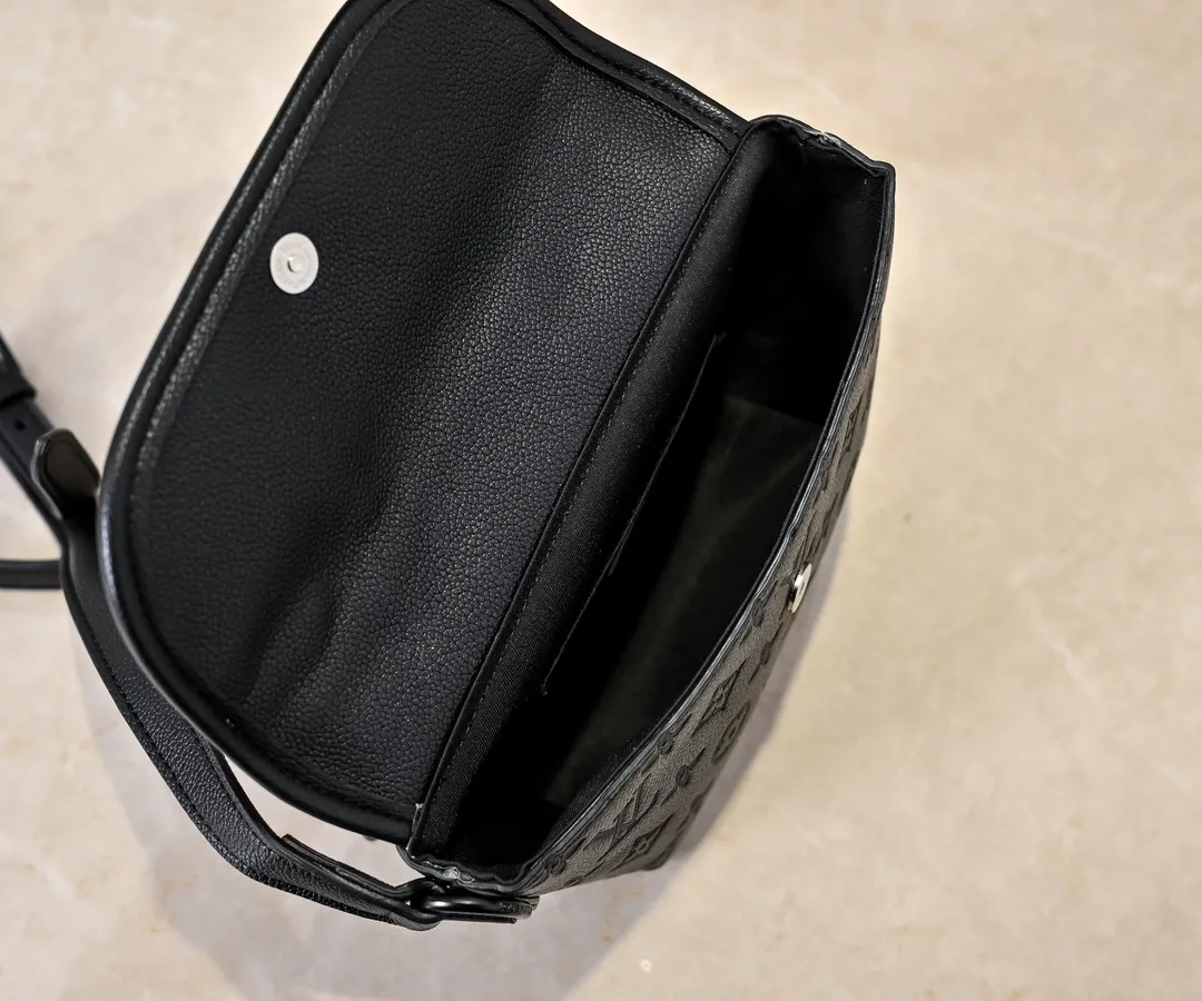 💰220💰Upgraded from the original M12681 M12806 M12636 This Pulse mini handbag is made of Monogram Eclipse coated canvas, conveying modern style with simple lines and sporty elements. Its compact construction houses the main compartment and a zipped pocket on the flap with a corded zipper pull. 16 x 5 x 22.5 cm (height x width x length)