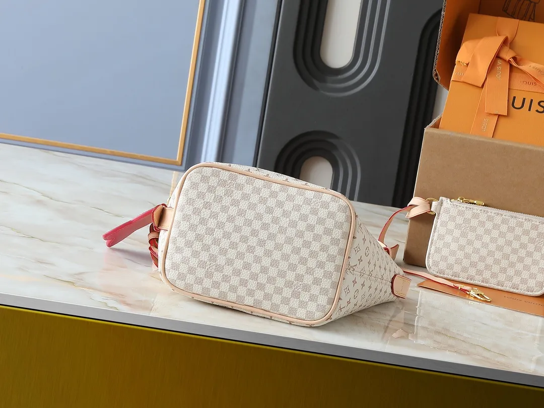 💰240💰Upgraded Original M15130 M12926 M12925 [All In BB Handbag] This pre-fall 2025 All In BB showcases LV Romance animation, combining two iconic House patterns: Monogram and Damier. It's made from calfskin and embellished with the signature padlock and exclusive Bloom charm. The interior is sized for everyday essentials and includes a removable zipper pocket for smaller items. Dimensions: 16 x 18 x 12 cm (LxHxW)