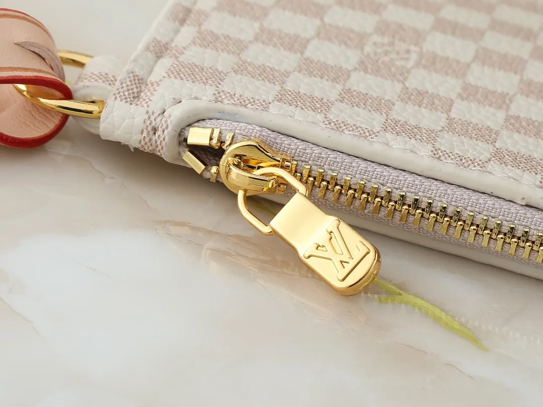 💰240💰Upgraded Original M15130 M12926 M12925 [All In BB Handbag] This pre-fall 2025 All In BB showcases LV Romance animation, combining two iconic House patterns: Monogram and Damier. It's made from calfskin and embellished with the signature padlock and exclusive Bloom charm. The interior is sized for everyday essentials and includes a removable zipper pocket for smaller items. Dimensions: 16 x 18 x 12 cm (LxHxW)