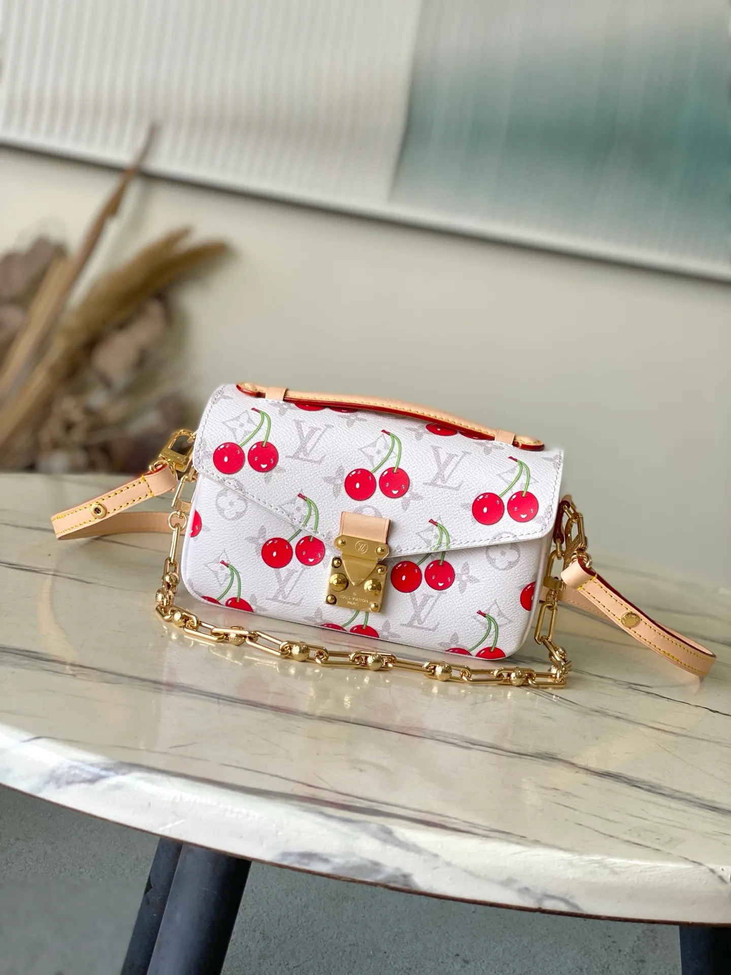 💰940 (steel hardware) top original order M14231 This Pochette Metis East West handbag is from the Louis Vuitton x Murakami replica series. The Monogram coated canvas is dipped in new season soft tones, which contrasts with the sweet cherry pattern painted by the artist. Yingze's S-lock buckle brightens the overall design, and the exquisite structure is equipped with multiple compartments, making it an elegant choice for daily travel. Dimensions: 21.5 × 13.5 × 6 cm