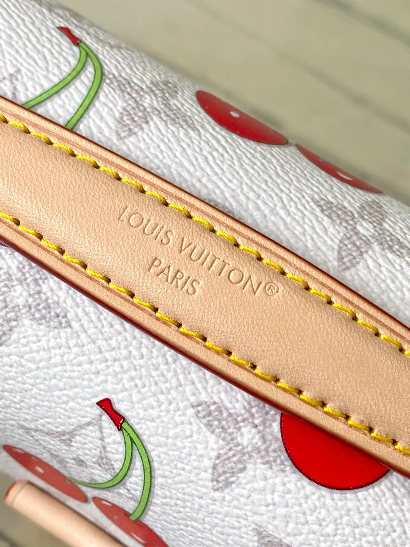 💰940 (steel hardware) top original order M14231 This Pochette Metis East West handbag is from the Louis Vuitton x Murakami replica series. The Monogram coated canvas is dipped in new season soft tones, which contrasts with the sweet cherry pattern painted by the artist. Yingze's S-lock buckle brightens the overall design, and the exquisite structure is equipped with multiple compartments, making it an elegant choice for daily travel. Dimensions: 21.5 × 13.5 × 6 cm