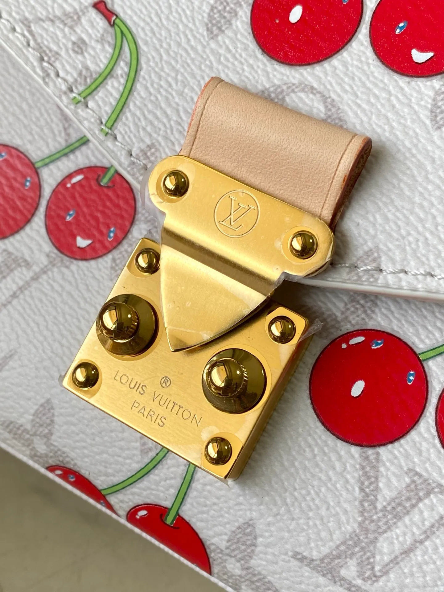 💰940 (steel hardware) top original order M14231 This Pochette Metis East West handbag is from the Louis Vuitton x Murakami replica series. The Monogram coated canvas is dipped in new season soft tones, which contrasts with the sweet cherry pattern painted by the artist. Yingze's S-lock buckle brightens the overall design, and the exquisite structure is equipped with multiple compartments, making it an elegant choice for daily travel. Dimensions: 21.5 × 13.5 × 6 cm