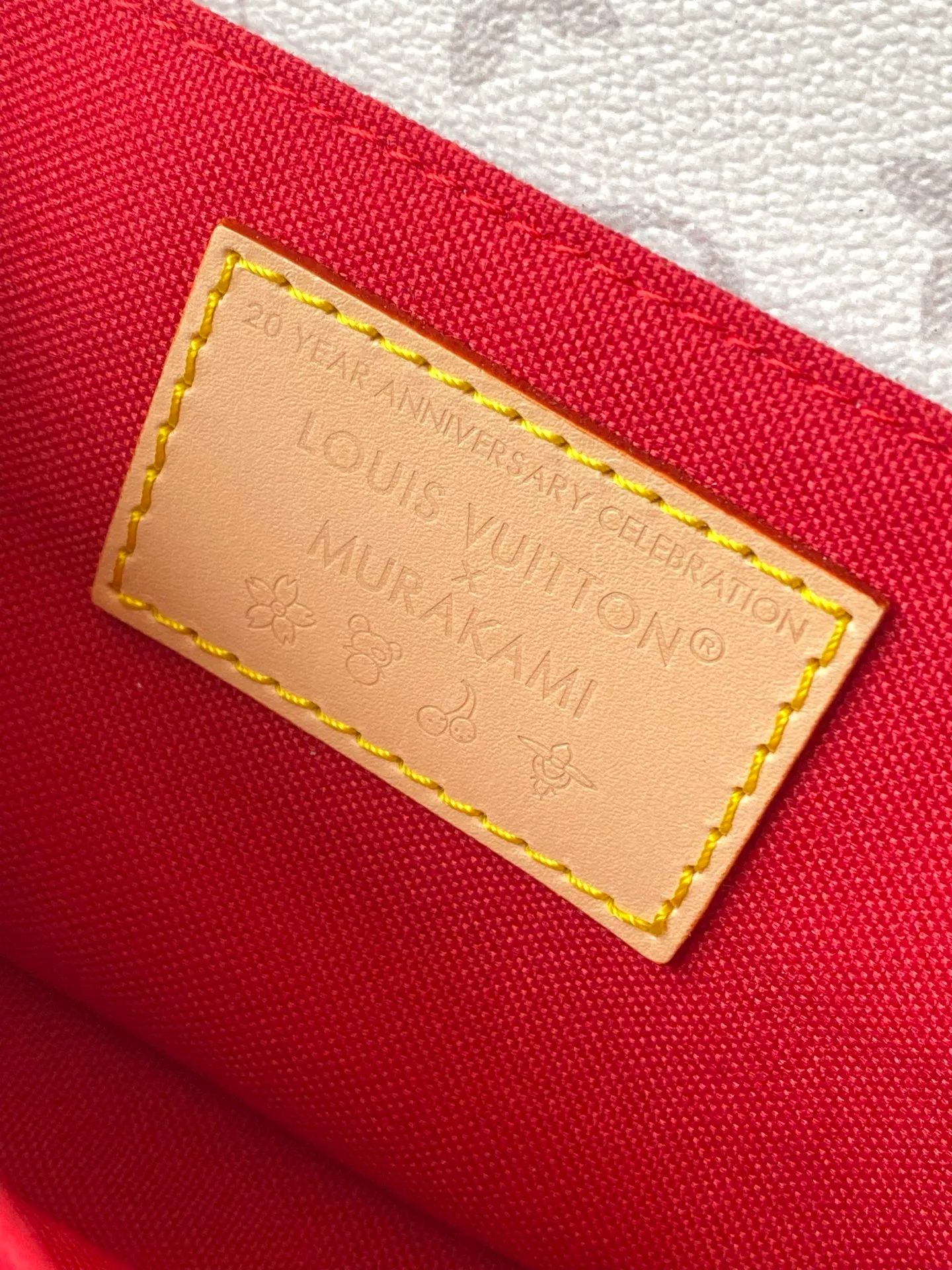 💰940 (steel hardware) top original order M14231 This Pochette Metis East West handbag is from the Louis Vuitton x Murakami replica series. The Monogram coated canvas is dipped in new season soft tones, which contrasts with the sweet cherry pattern painted by the artist. Yingze's S-lock buckle brightens the overall design, and the exquisite structure is equipped with multiple compartments, making it an elegant choice for daily travel. Dimensions: 21.5 × 13.5 × 6 cm
