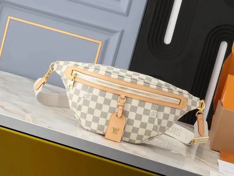 P200💰 Upgrade the original M46784 M43644 belt bag! Chest pack! The definition of casual chic: the high-rise tote is made from Montague-coated canvas with details like a removable name tag on the natural cowhide that symbolizes the house. Removable textile strap adds a sporty touch. The soft canvas feels soft against the body, while the ultra-thin design allows for underwear to be worn 💠Size 38×16×7.5cm680 (length x height x width)