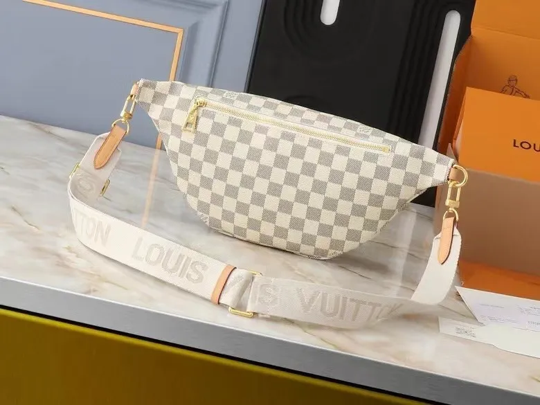 P200💰 Upgrade the original M46784 M43644 belt bag! Chest pack! The definition of casual chic: the high-rise tote is made from Montague-coated canvas with details like a removable name tag on the natural cowhide that symbolizes the house. Removable textile strap adds a sporty touch. The soft canvas feels soft against the body, while the ultra-thin design allows for underwear to be worn 💠Size 38×16×7.5cm680 (length x height x width)