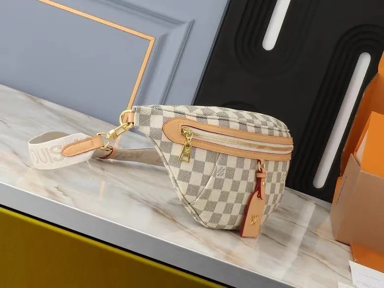 P200💰 Upgrade the original M46784 M43644 belt bag! Chest pack! The definition of casual chic: the high-rise tote is made from Montague-coated canvas with details like a removable name tag on the natural cowhide that symbolizes the house. Removable textile strap adds a sporty touch. The soft canvas feels soft against the body, while the ultra-thin design allows for underwear to be worn 💠Size 38×16×7.5cm680 (length x height x width)