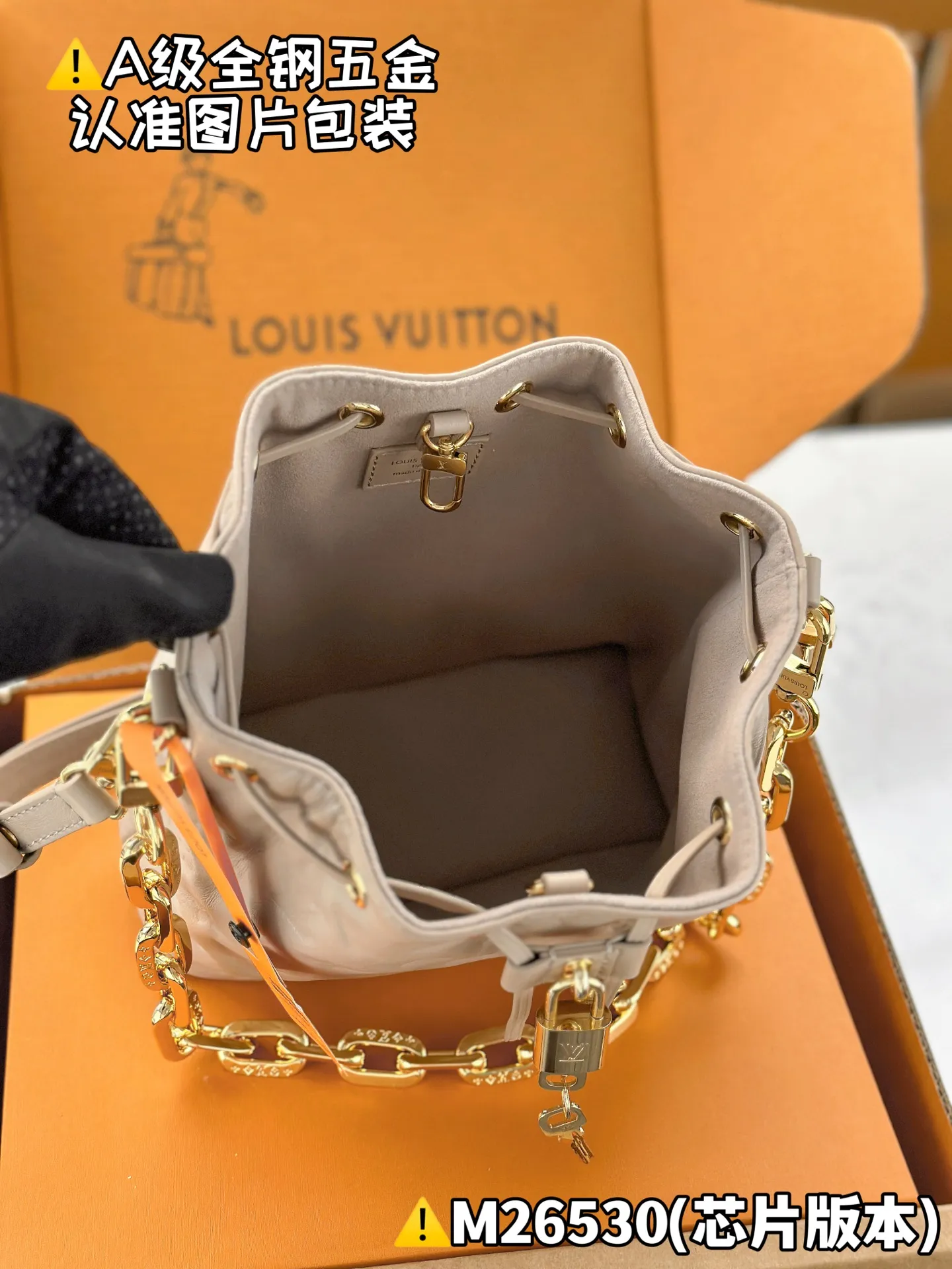 Internal price P2100 [Special grade MB original leather] COUSSIN BUCKET handbag Model: M26530 Material: A+ grade all-steel hardware, imported original leather Packaging: Full set of premium duty-free MB packaging Dimensions: 20 x 10 x 20 cm (height x width x length)