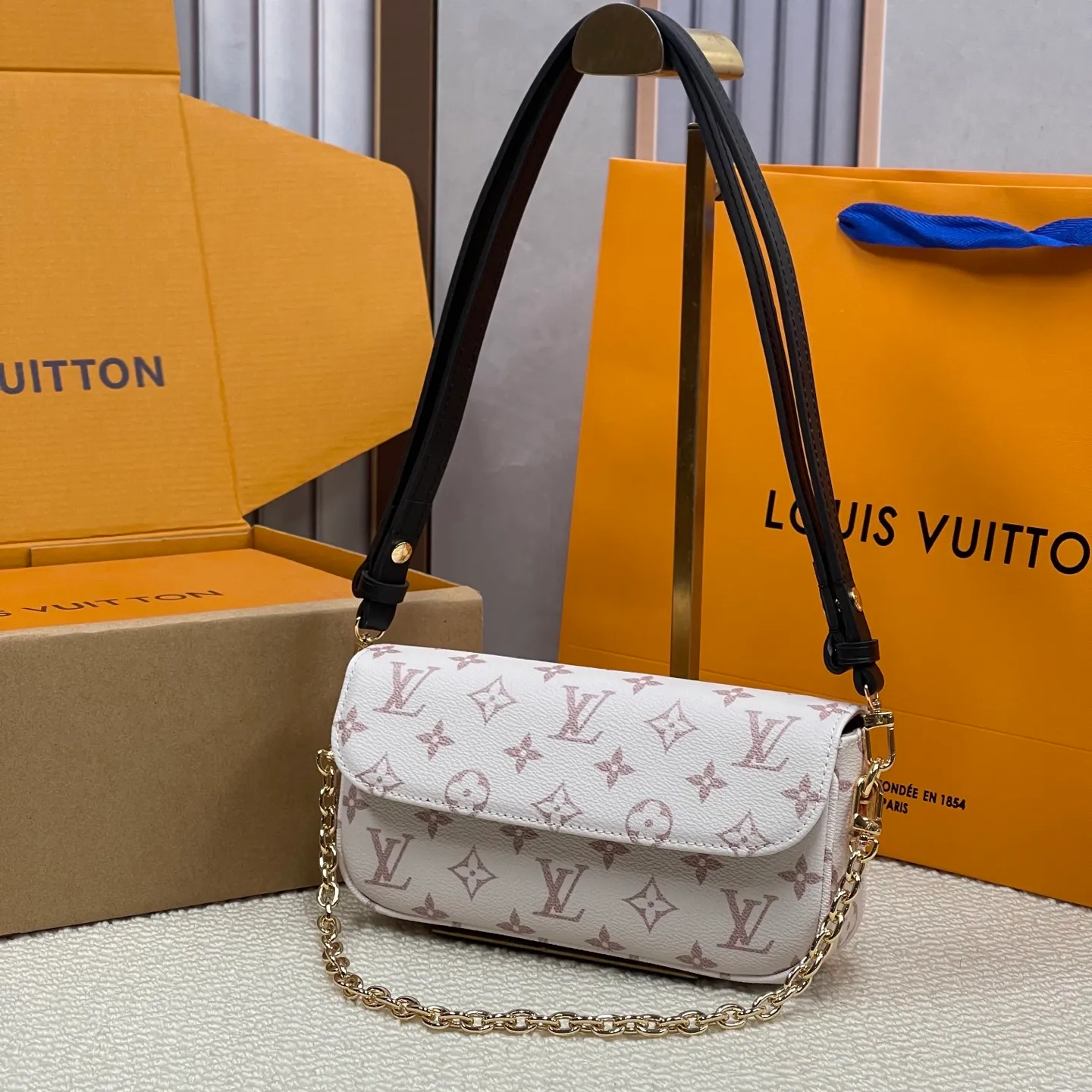 [Upgraded version] P480💰Upgraded version ·High quality·🐶With complete set🎁Packaging 💝Model M83091/Dune color·Wallet On Chain Ivy handbag is made of Monogram canvas, inspired by the Sac Recoleta handbag of the 2000s. The card compartment and zippered inner pocket can accommodate daily needs, and the chain and adjustable leather shoulder strap are detachable, allowing for long and short shoulder and cross-body wear options. 🎉Dimensions: 23.5 x 12 x 4.3 cm
