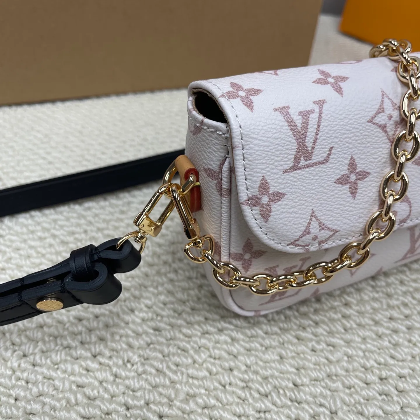 [Upgraded version] P480💰Upgraded version ·High quality·🐶With complete set🎁Packaging 💝Model M83091/Dune color·Wallet On Chain Ivy handbag is made of Monogram canvas, inspired by the Sac Recoleta handbag of the 2000s. The card compartment and zippered inner pocket can accommodate daily needs, and the chain and adjustable leather shoulder strap are detachable, allowing for long and short shoulder and cross-body wear options. 🎉Dimensions: 23.5 x 12 x 4.3 cm