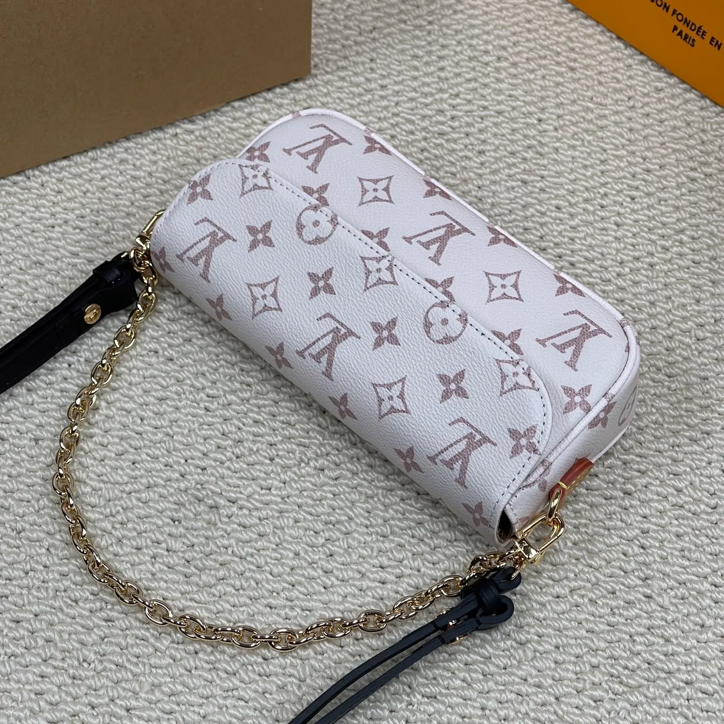 [Upgraded version] P480💰Upgraded version ·High quality·🐶With complete set🎁Packaging 💝Model M83091/Dune color·Wallet On Chain Ivy handbag is made of Monogram canvas, inspired by the Sac Recoleta handbag of the 2000s. The card compartment and zippered inner pocket can accommodate daily needs, and the chain and adjustable leather shoulder strap are detachable, allowing for long and short shoulder and cross-body wear options. 🎉Dimensions: 23.5 x 12 x 4.3 cm