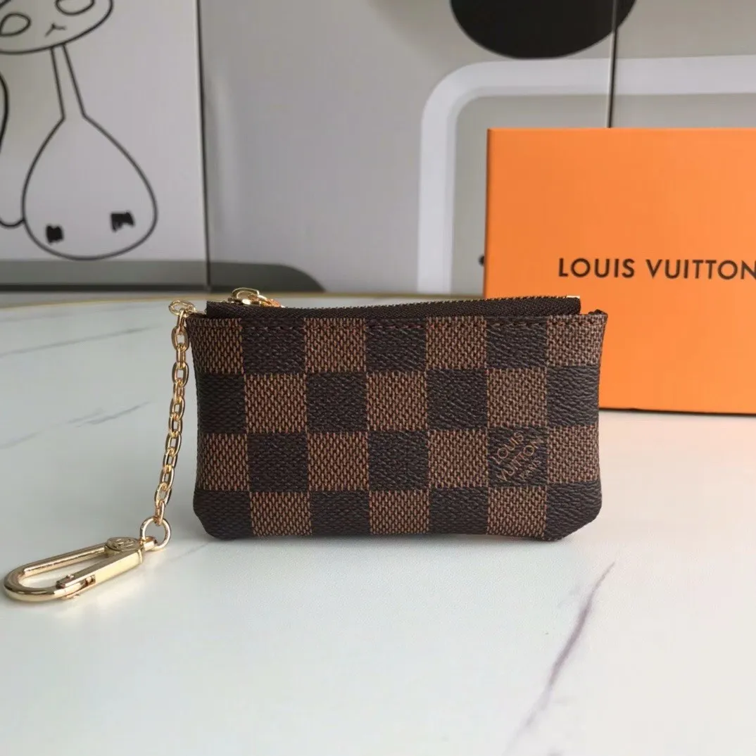 💰90💰This Damier canvas small leather bag can hold change and keys, and can be easily put into a handbag or clothing pocket. Key ring, key hook can be hung on the D-ring provided with most Louis Vuitton handbags, zipper closure, Damier canvas texture and embossed calfskin, shiny gold-tone hardware. 👏👏Model 62650, size: 12x7cm,