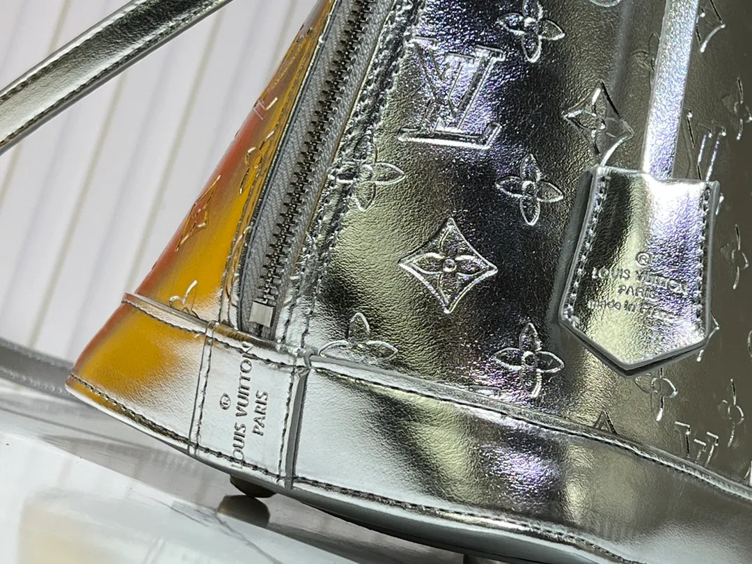 Batch 320💰M11835 M53151 The Alma large handbag of the LVSki series draws inspiration from the Louis Vuitton archive hard box. The large Monogram embossed coated canvas renders the new Monogram Miroir effect, highlighting the concept of retro futurism. Spacious interior patch pockets ensure organized storage. Size: 39x30x19cm