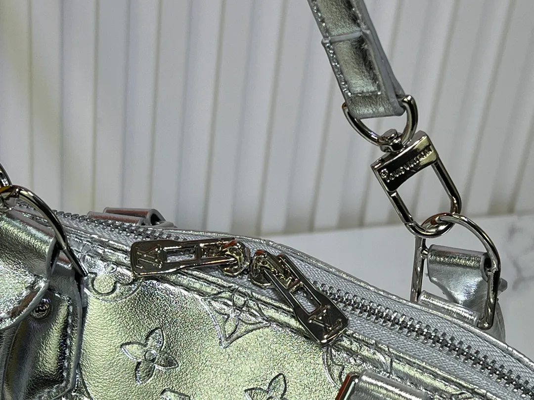Batch 320💰M11835 M53151 The Alma large handbag of the LVSki series draws inspiration from the Louis Vuitton archive hard box. The large Monogram embossed coated canvas renders the new Monogram Miroir effect, highlighting the concept of retro futurism. Spacious interior patch pockets ensure organized storage. Size: 39x30x19cm
