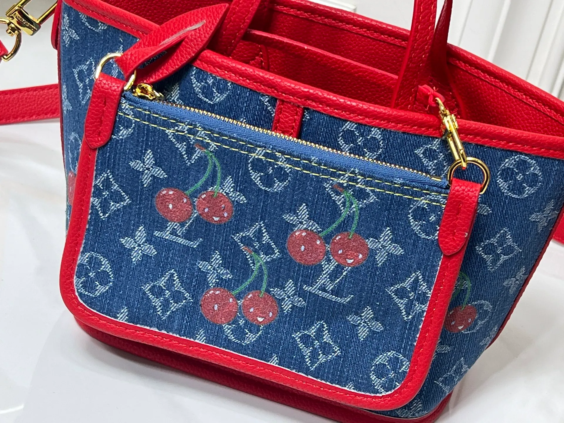 Batch 280💰M14997 This Neverfull Inside Out BB handbag comes from the Louis Vuitton Cherry embroidery pays homage to the Japanese artist's distinctive style, and a removable denim zip pocket completes the design. Dimensions: 26.5 × 16.5 × 11 cm