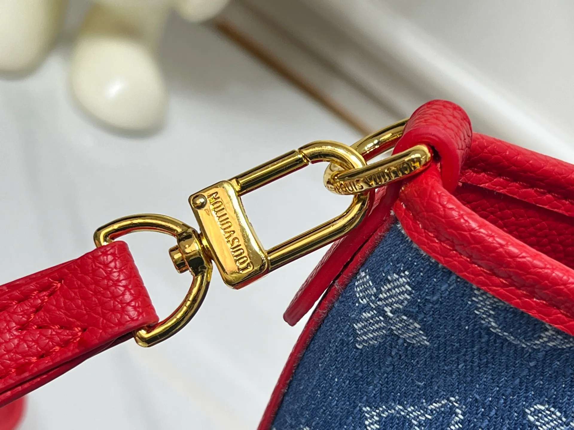 Batch 280💰M14997 This Neverfull Inside Out BB handbag comes from the Louis Vuitton Cherry embroidery pays homage to the Japanese artist's distinctive style, and a removable denim zip pocket completes the design. Dimensions: 26.5 × 16.5 × 11 cm