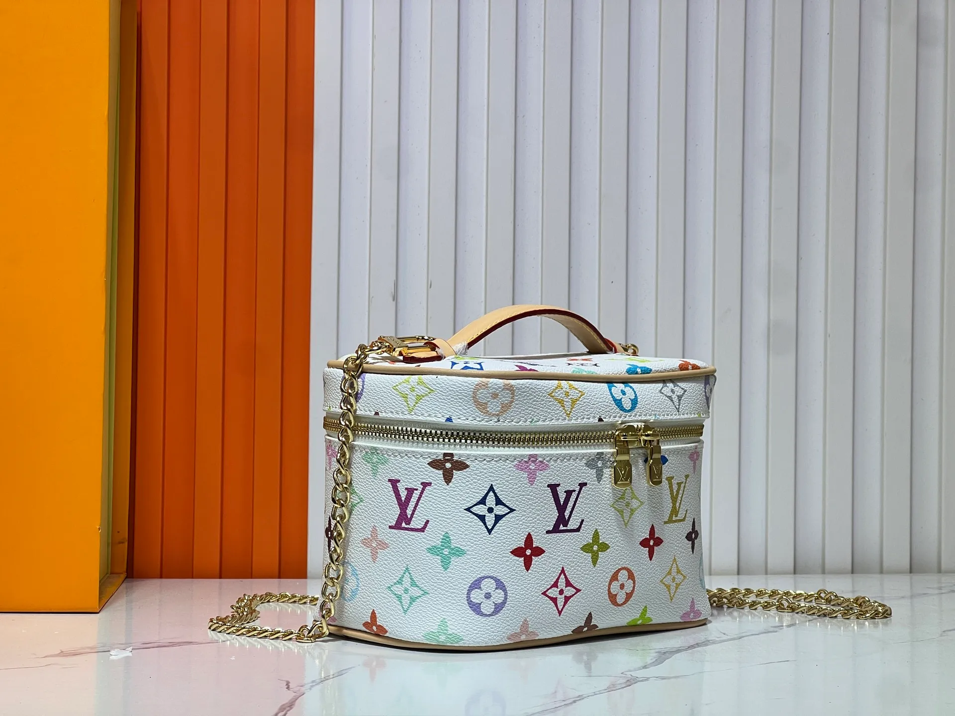 Batch 300💰 Upgraded original M13747 M44495 M42265 M44936 M42263 lv Takashi Murakami Nice mini Nano cosmetic bag with Monogram printing and 33 colorful colors. In 2025, Takashi Murakami and lv jointly launched the white tricolor and black tricolor twelve pieces, which are very popular around the world and are loved by celebrities and celebrities. Dimensions: 20x13.5x12.0 (length x height x width)
