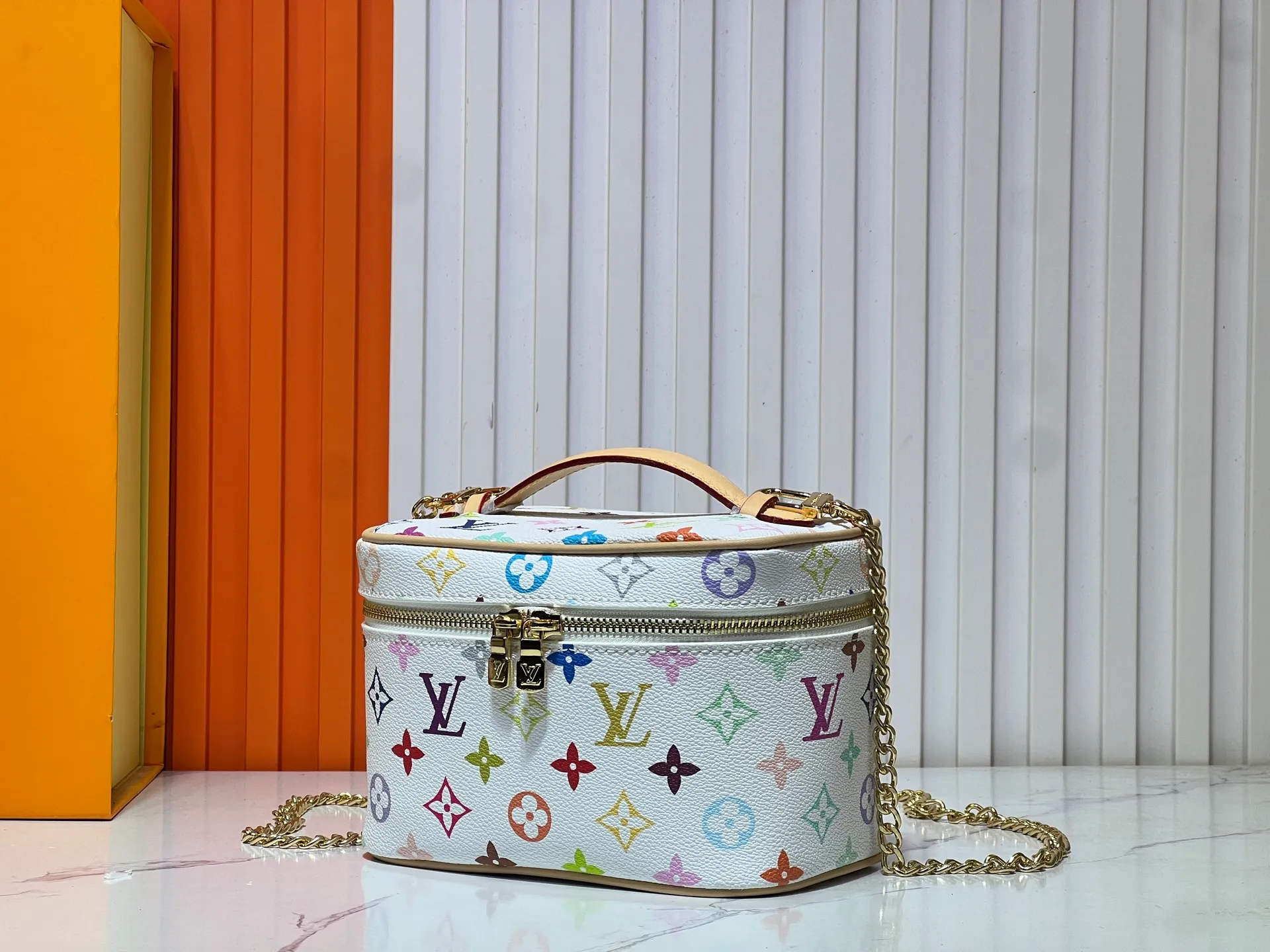 Batch 300💰 Upgraded original M13747 M44495 M42265 M44936 M42263 lv Takashi Murakami Nice mini Nano cosmetic bag with Monogram printing and 33 colorful colors. In 2025, Takashi Murakami and lv jointly launched the white tricolor and black tricolor twelve pieces, which are very popular around the world and are loved by celebrities and celebrities. Dimensions: 20x13.5x12.0 (length x height x width)