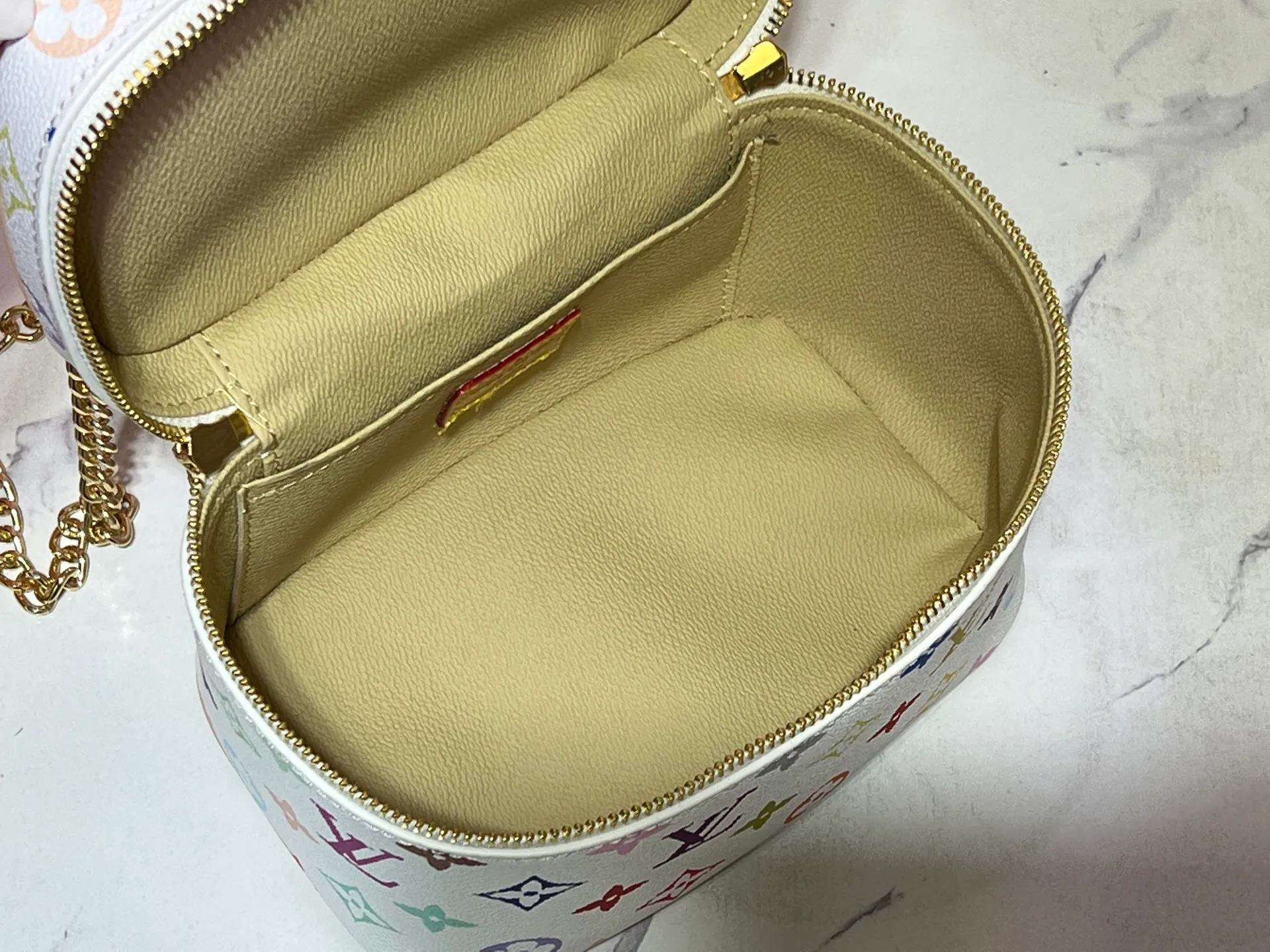 Batch 300💰 Upgraded original M13747 M44495 M42265 M44936 M42263 lv Takashi Murakami Nice mini Nano cosmetic bag with Monogram printing and 33 colorful colors. In 2025, Takashi Murakami and lv jointly launched the white tricolor and black tricolor twelve pieces, which are very popular around the world and are loved by celebrities and celebrities. Dimensions: 20x13.5x12.0 (length x height x width)