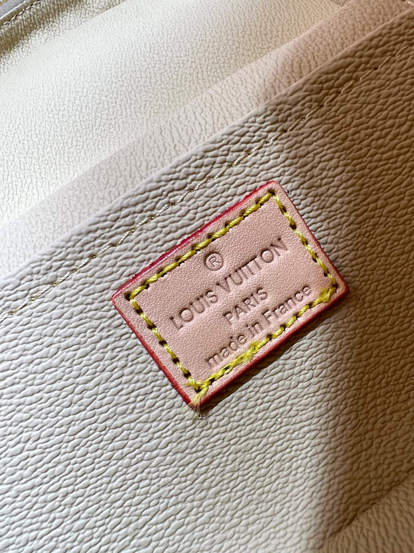 Batch 300💰 Upgraded original M13747 M44495 M42265 M44936 M42263 lv Takashi Murakami Nice mini Nano cosmetic bag with Monogram printing and 33 colorful colors. In 2025, Takashi Murakami and lv jointly launched the white tricolor and black tricolor twelve pieces, which are very popular around the world and are loved by celebrities and celebrities. Dimensions: 20x13.5x12.0 (length x height x width)