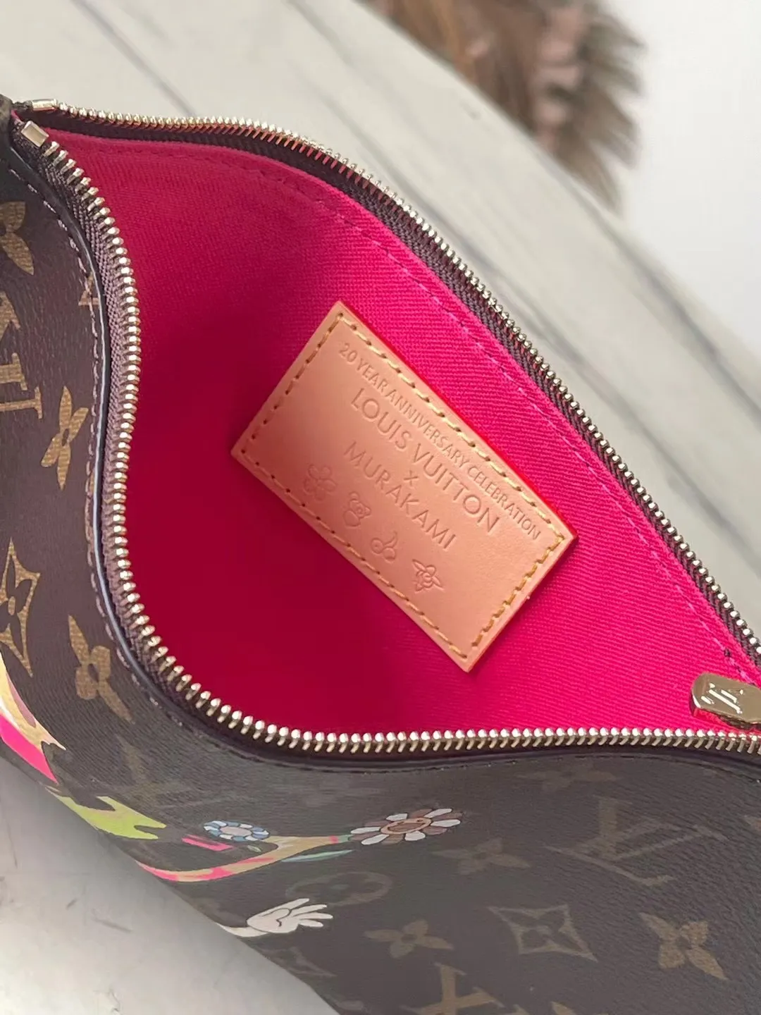 💰940 Top Original Order M13271 This medium-sized Neverfull handbag is from the Louis Vuitton x Takashi Murakami reissue series. It uses Monogram canvas to create a spacious configuration, and then uses the smart Monogram floral pattern to interpret the artist's "super flat" aesthetic style. Cowhide leather outlines the upper edge, handles and side straps, while the fabric lining incorporates colorful stripes. An interior zip pocket and a removable storage bag complete the functional design. Dimensions: 31 × 28 × 14 cm