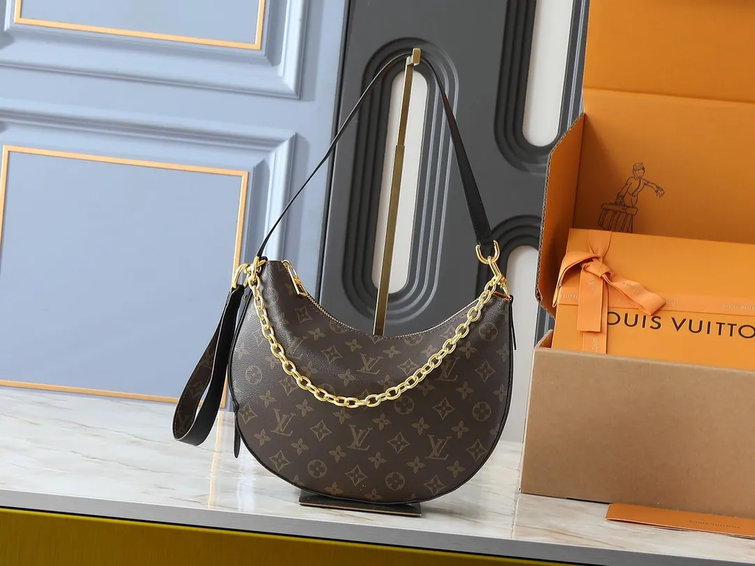 💰240💰Upgraded from the original M15056. This Cookie BB handbag is made of Monogram coated canvas, with contrasting leather trim to accentuate the half-moon shape. The lightweight design combines an adjustable handle and a detachable chain to allow for easy conversion between cross-body and shoulder wear. The two ends of the bag can be connected to create a trendy wrist bag look. Dimensions: 28.5 x 19.0 x 5.0 cm (length x height x width)