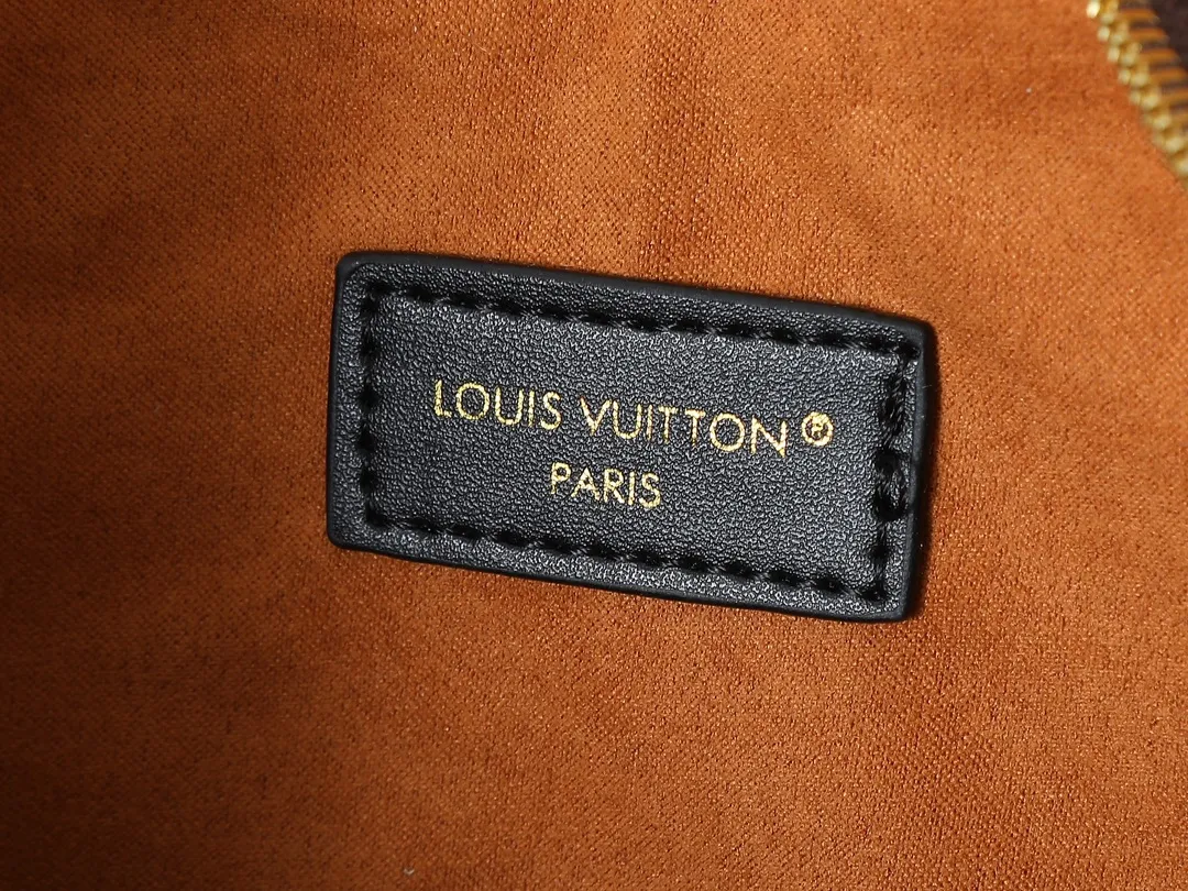 💰240💰Upgraded from the original M15056. This Cookie BB handbag is made of Monogram coated canvas, with contrasting leather trim to accentuate the half-moon shape. The lightweight design combines an adjustable handle and a detachable chain to allow for easy conversion between cross-body and shoulder wear. The two ends of the bag can be connected to create a trendy wrist bag look. Dimensions: 28.5 x 19.0 x 5.0 cm (length x height x width)