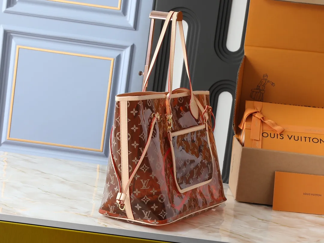 💰280💰Upgraded from the original M14491 M14490 M40990 This Neverfull large tote bag is made of soft Monogram canvas with cow leather trim, and is lined with colorful fabrics in a spacious configuration. The straps on both sides can be tightened or stretched to create a different style. The slim handle makes it easy to carry over the shoulder or elbow, and the removable zipper bag can be used as a clutch or pocket. Dimensions: 39 x 32 x 19 cm (length x height x width)