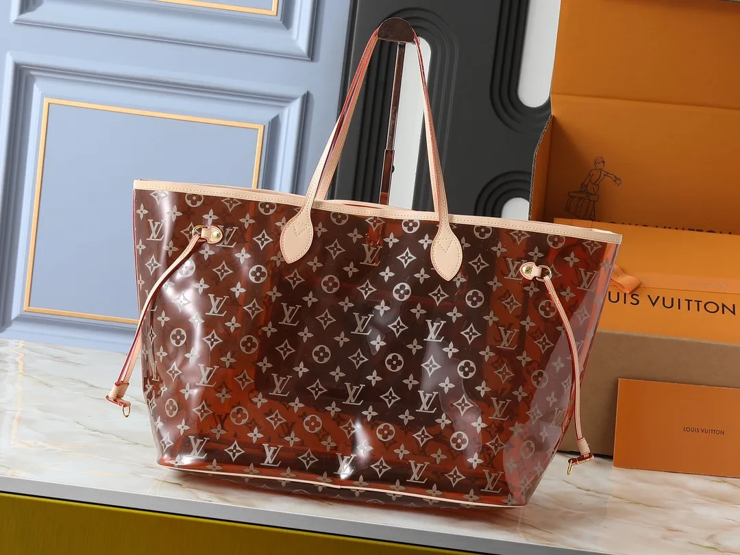 💰280💰Upgraded from the original M14491 M14490 M40990 This Neverfull large tote bag is made of soft Monogram canvas with cow leather trim, and is lined with colorful fabrics in a spacious configuration. The straps on both sides can be tightened or stretched to create a different style. The slim handle makes it easy to carry over the shoulder or elbow, and the removable zipper bag can be used as a clutch or pocket. Dimensions: 39 x 32 x 19 cm (length x height x width)