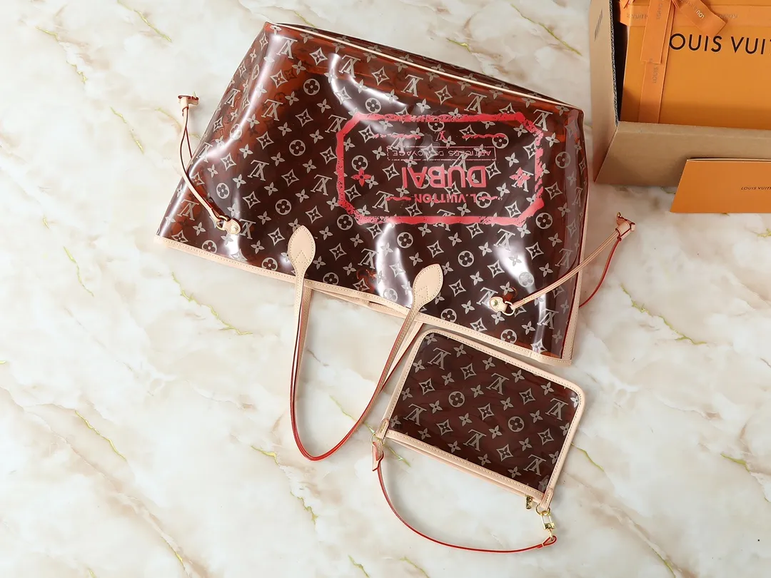 💰280💰Upgraded from the original M14491 M14490 M40990 This Neverfull large tote bag is made of soft Monogram canvas with cow leather trim, and is lined with colorful fabrics in a spacious configuration. The straps on both sides can be tightened or stretched to create a different style. The slim handle makes it easy to carry over the shoulder or elbow, and the removable zipper bag can be used as a clutch or pocket. Dimensions: 39 x 32 x 19 cm (length x height x width)