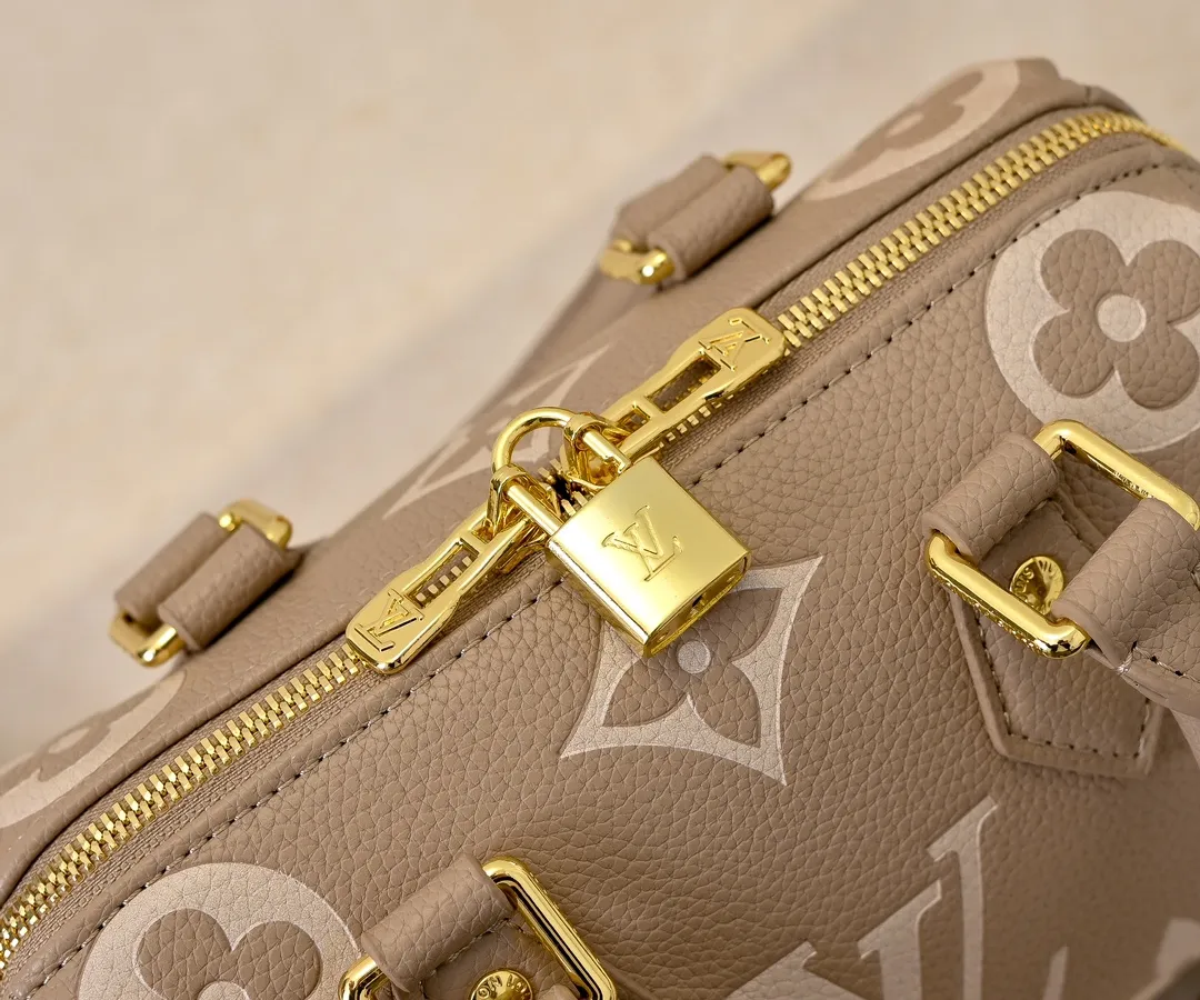 💰260💰Upgraded from the original M46397 M46575 M58953 black Speedy Bandoulière 20 handbag made of pearlescent Monogram Empreinte leather and decorated with an oversized Monogram pattern. The clean silhouette, Toron handles and engraved padlock remain true to the brand, while the detachable leather chain strap allows for shoulder or cross-body wear. Dimensions: 20.5 x 13.5 x 12 cm