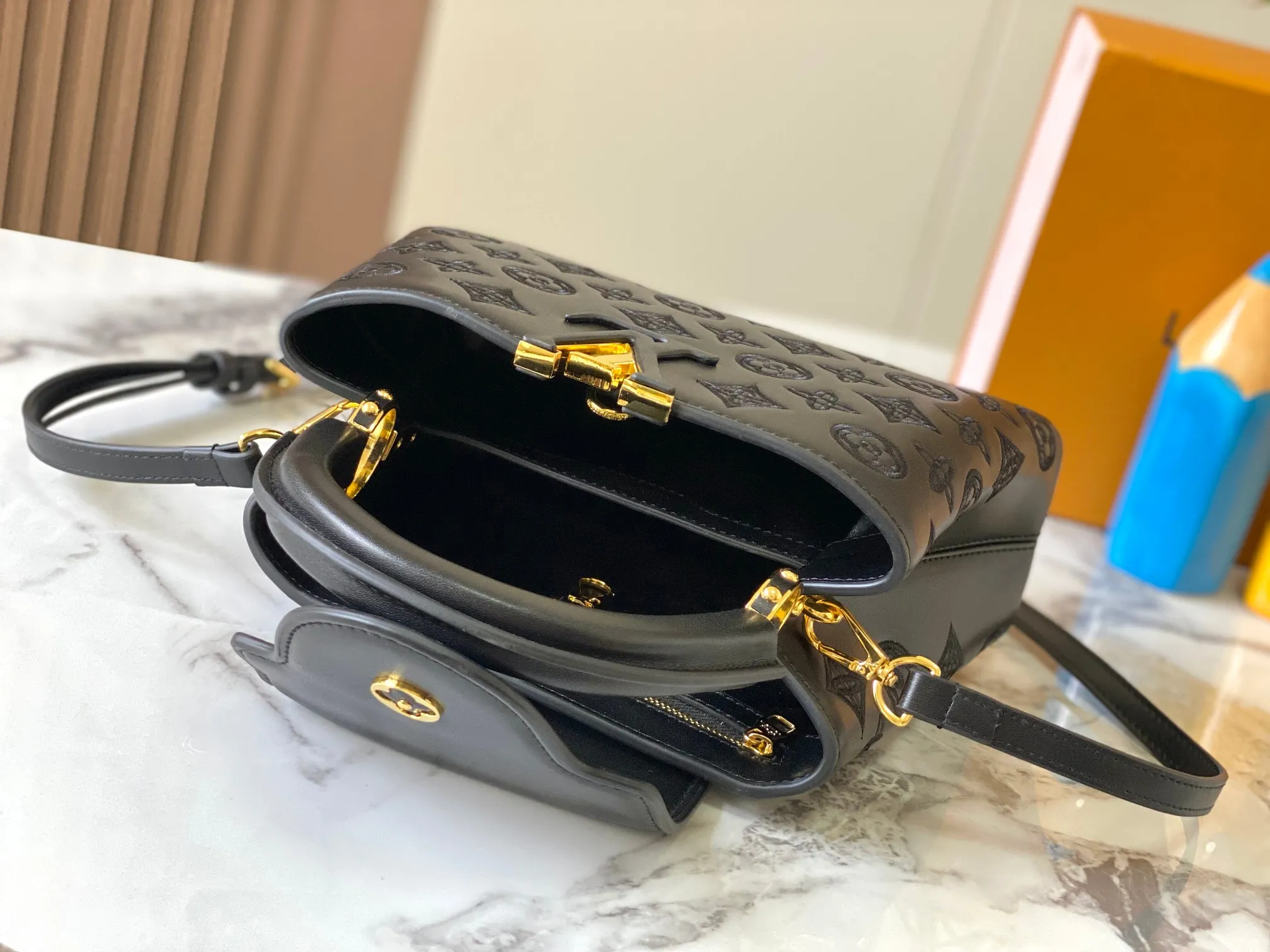 Upgraded version P460 M20742 Bourdon stitch embroidered gold buckle This Capucines BB handbag comes from the LV Broderie Anglaise capsule series designed by Nicolas Ghesquière, which transfers the embroidery technology in the ready-to-wear series to this. For the first time, the Monogram pattern appears on cow leather through cutting, and is embellished with Bourdon stitching, which is exquisitely crafted with craftsmanship.  Detailed features 27 x 18x9 cm (length x height x width)