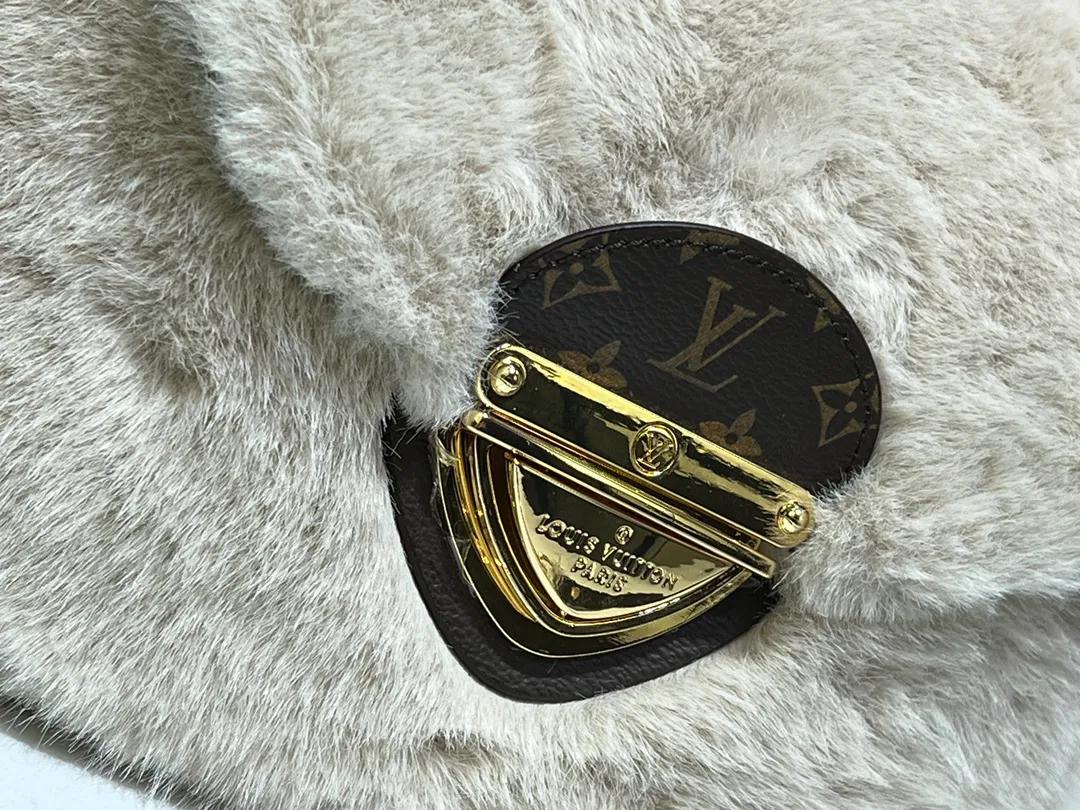 Batch 340💰Upgraded from the original M12097 M12192 M46829 This Sunset handbag is made of soft shearling and expresses the theme of the LV Ski Cozygram series with its unique design. Yingze metal hardware and Monogram details anchor the classic style, instantly upgrading your winter look. The ample structure makes it easy to store all your day and night needs, making it a perfect choice for leisure time after snow. Dimensions: 27.0 x 18.0 x 3.0 cm (length x height x width)