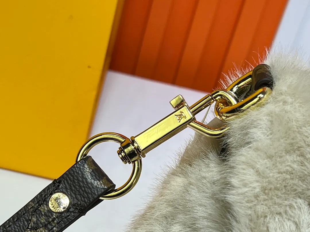 Batch 340💰Upgraded from the original M12097 M12192 M46829 This Sunset handbag is made of soft shearling and expresses the theme of the LV Ski Cozygram series with its unique design. Yingze metal hardware and Monogram details anchor the classic style, instantly upgrading your winter look. The ample structure makes it easy to store all your day and night needs, making it a perfect choice for leisure time after snow. Dimensions: 27.0 x 18.0 x 3.0 cm (length x height x width)