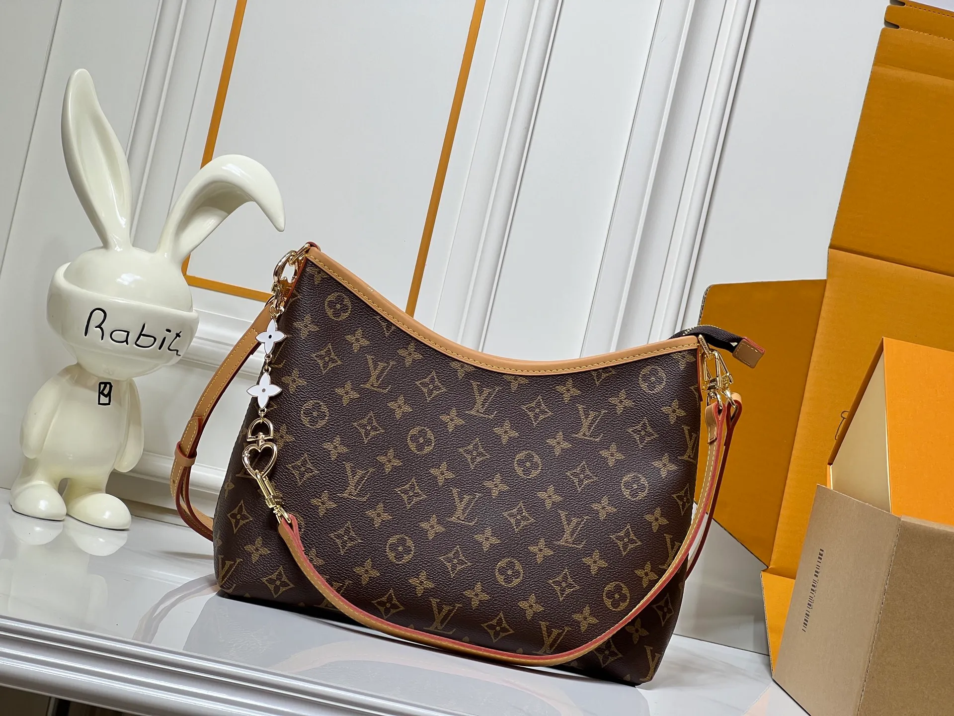Batch 300💰Upgraded from the original M13689 large size. This Speedy Bandoulière handbag condenses the brand's traditional Speedy crossbody bag, which is Monogram presbyopia with fabric lining and cow leather trim. The detachable and adjustable leather shoulder strap displays the Louis Vuit signature, and the rolled leather handle adds a carrying option. Dimensions: 36x25x10cm (length x height x width)