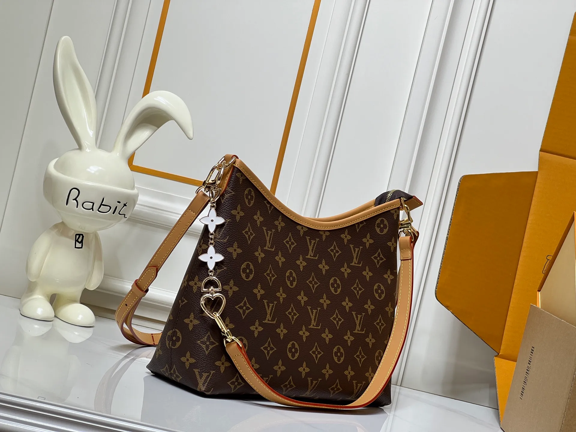 Batch 300💰Upgraded from the original M13689 large size. This Speedy Bandoulière handbag condenses the brand's traditional Speedy crossbody bag, which is Monogram presbyopia with fabric lining and cow leather trim. The detachable and adjustable leather shoulder strap displays the Louis Vuit signature, and the rolled leather handle adds a carrying option. Dimensions: 36x25x10cm (length x height x width)