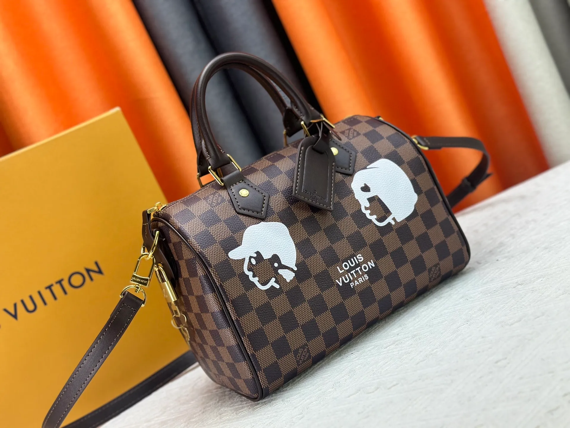 P300 upgrades the original M40772 M15278 M24441 M24424. This Speedy Bandoulière 25 Monogram Leather handbag is made of soft cow leather and uses the Monogram pattern to reproduce the elegant look and feel of the canvas print. Dazzling metal hardware, sheepskin lining and nameplate all reflect Creative Director Pharrell Williams' relentless attention to detail. 25 x 15 x 15 cm (length x height x width)