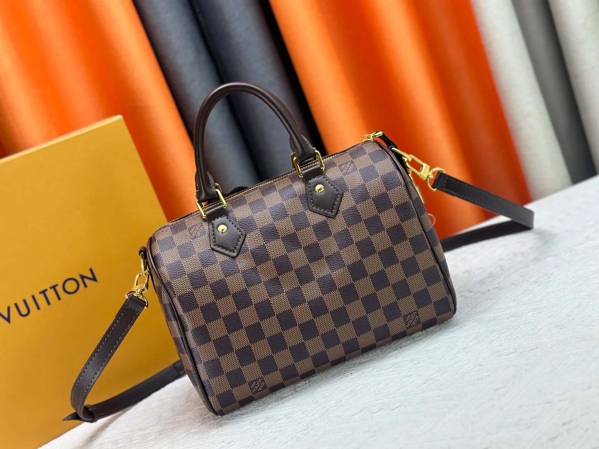 P300 upgrades the original M40772 M15278 M24441 M24424. This Speedy Bandoulière 25 Monogram Leather handbag is made of soft cow leather and uses the Monogram pattern to reproduce the elegant look and feel of the canvas print. Dazzling metal hardware, sheepskin lining and nameplate all reflect Creative Director Pharrell Williams' relentless attention to detail. 25 x 15 x 15 cm (length x height x width)