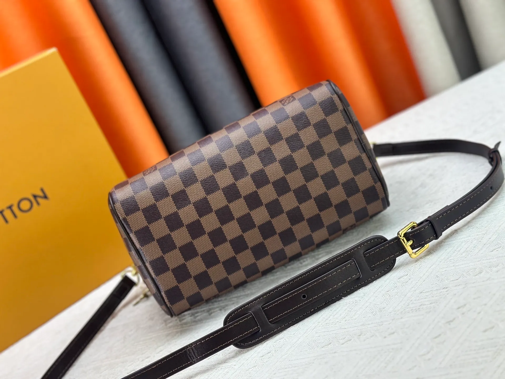 P300 upgrades the original M40772 M15278 M24441 M24424. This Speedy Bandoulière 25 Monogram Leather handbag is made of soft cow leather and uses the Monogram pattern to reproduce the elegant look and feel of the canvas print. Dazzling metal hardware, sheepskin lining and nameplate all reflect Creative Director Pharrell Williams' relentless attention to detail. 25 x 15 x 15 cm (length x height x width)