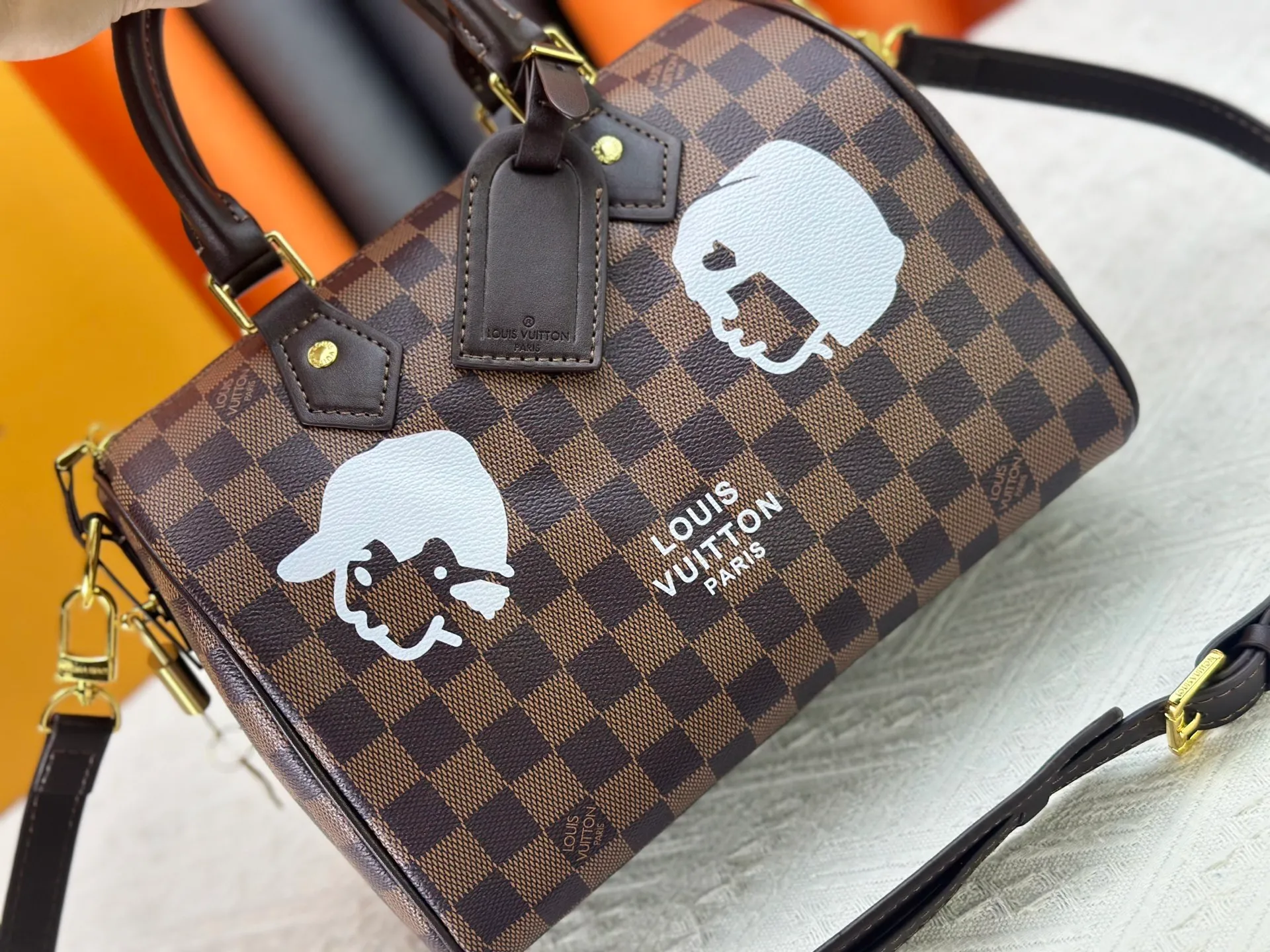 P300 upgrades the original M40772 M15278 M24441 M24424. This Speedy Bandoulière 25 Monogram Leather handbag is made of soft cow leather and uses the Monogram pattern to reproduce the elegant look and feel of the canvas print. Dazzling metal hardware, sheepskin lining and nameplate all reflect Creative Director Pharrell Williams' relentless attention to detail. 25 x 15 x 15 cm (length x height x width)