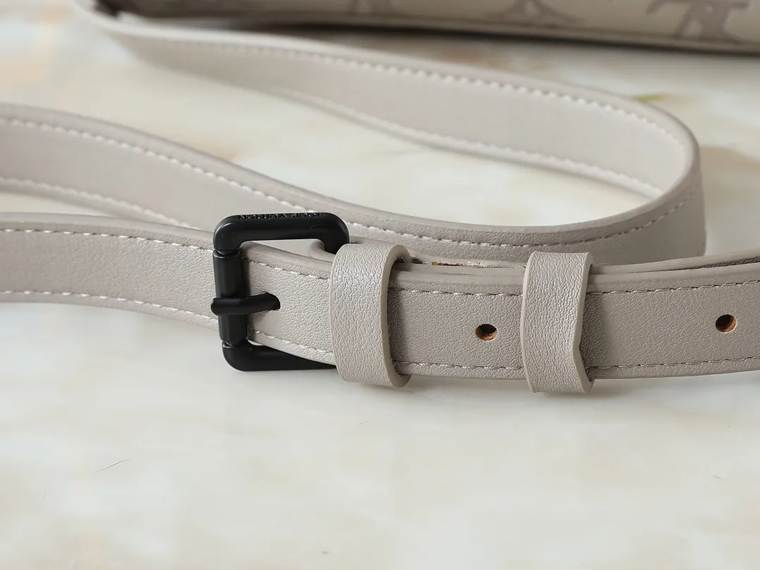 💰200💰Upgraded from the original M14116 M12681 M12806 M12636 This Pulse mini handbag is made of Monogram Eclipse coated canvas, conveying modern style with simple lines and sporty elements. Its compact construction houses the main compartment and a zipped pocket on the flap with a corded zipper pull. 16 x 5 x 22.5 cm (height x width x length)