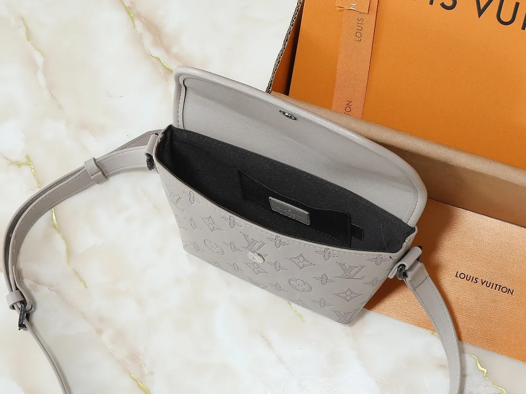 💰200💰Upgraded from the original M14116 M12681 M12806 M12636 This Pulse mini handbag is made of Monogram Eclipse coated canvas, conveying modern style with simple lines and sporty elements. Its compact construction houses the main compartment and a zipped pocket on the flap with a corded zipper pull. 16 x 5 x 22.5 cm (height x width x length)
