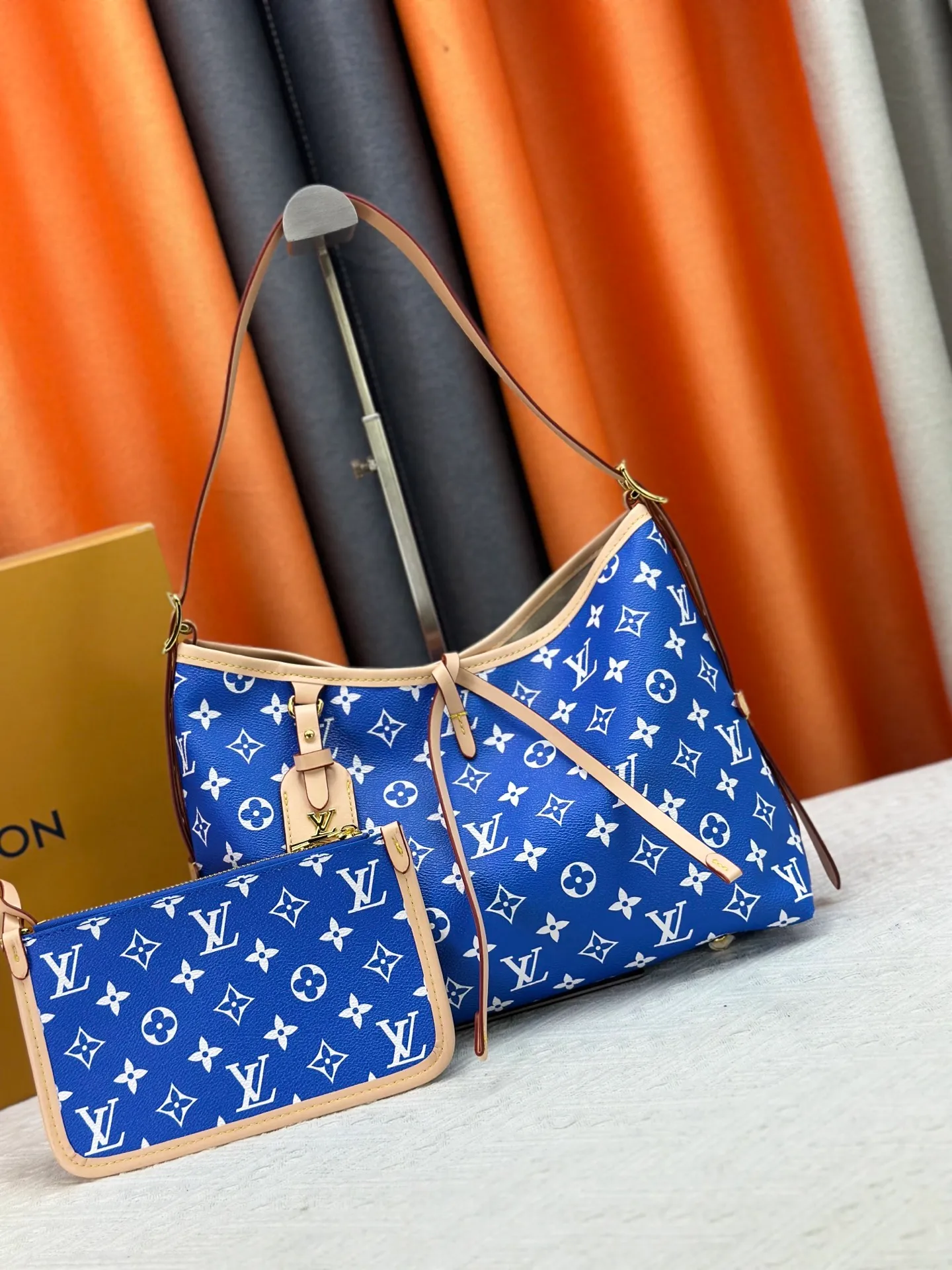 P280 upgraded original M24861 M25143 M46203 M46197 Colorful, legendary CarryAll medium handbag, with Monogram canvas and leather trimming to create a body-fitting design. There's a zipped pocket inside the ample space, and a detachable zipped clutch adds a functional element, with a buckle-adjustable handle. Small size: 29 x 24 x 12 cm,