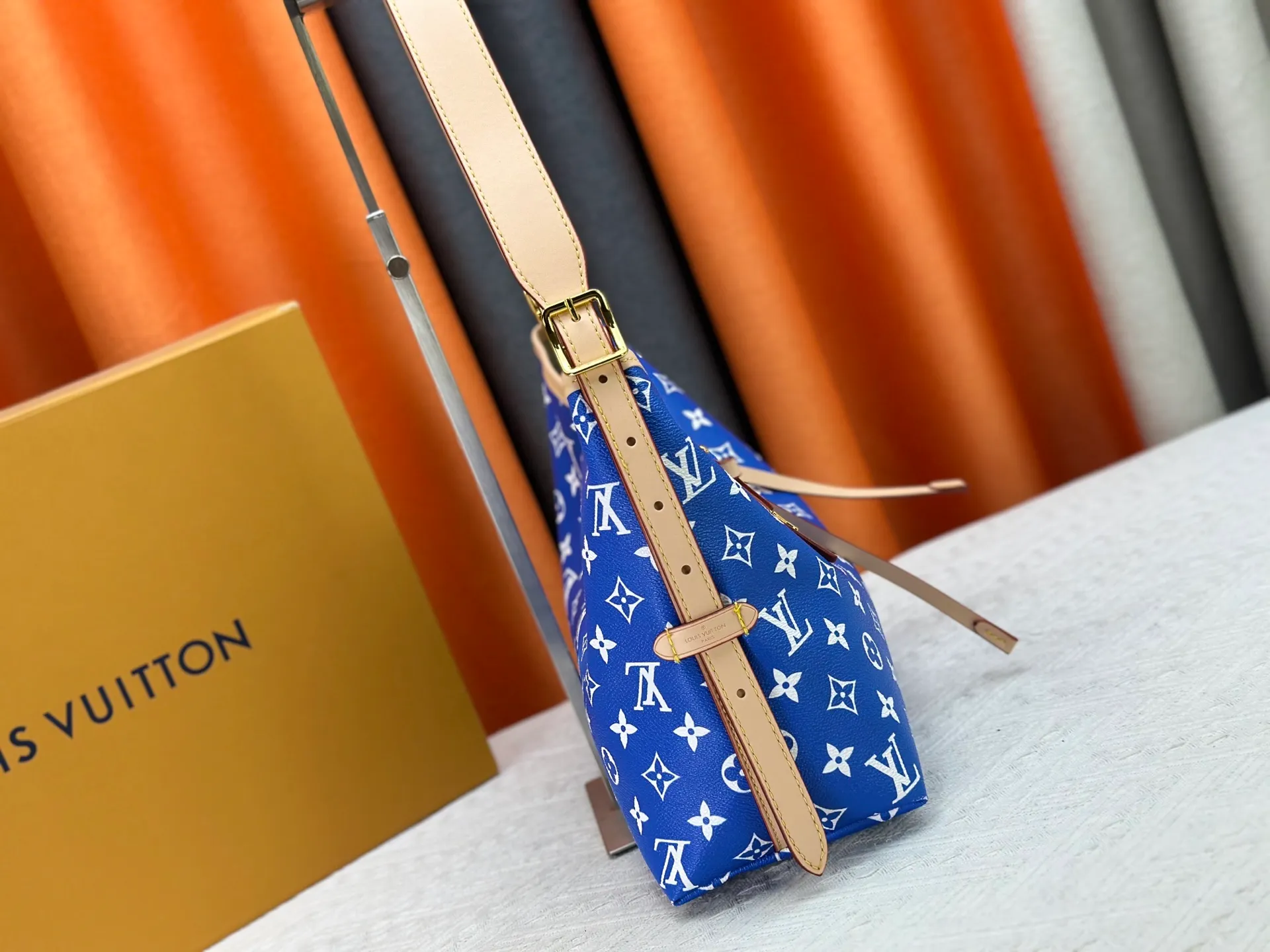 P280 upgraded original M24861 M25143 M46203 M46197 Colorful, legendary CarryAll medium handbag, with Monogram canvas and leather trimming to create a body-fitting design. There's a zipped pocket inside the ample space, and a detachable zipped clutch adds a functional element, with a buckle-adjustable handle. Small size: 29 x 24 x 12 cm,