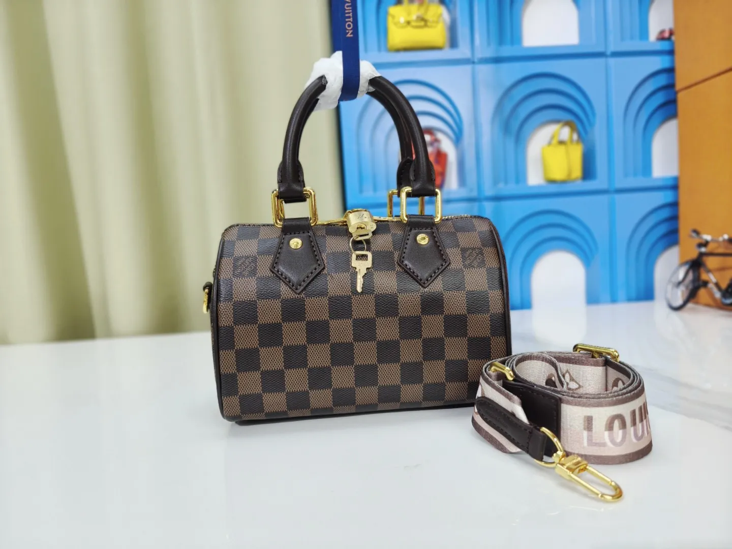 P220💰 M46222.M46234.M45957.M45948Presbyopia This Speedy Bandoulière 20 handbag is made of Monogram canvas, cow leather trim and fabric lining. It continues the classic design of Louis Vuitton Speedy travel bag in a compact size. It is equipped with rolled leather handles and a detachable and adjustable fabric shoulder strap embellished with brand logo texture. Detailed features 20.5 x 13.5 x 12 cm (length x height x width)
