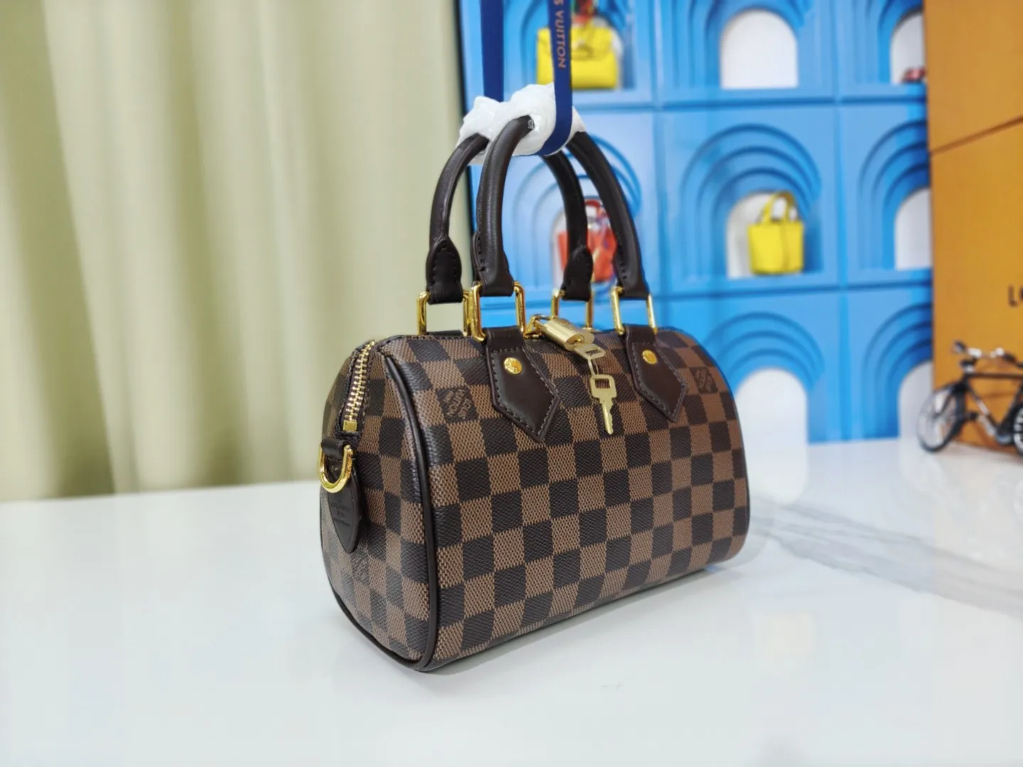 P220💰 M46222.M46234.M45957.M45948Presbyopia This Speedy Bandoulière 20 handbag is made of Monogram canvas, cow leather trim and fabric lining. It continues the classic design of Louis Vuitton Speedy travel bag in a compact size. It is equipped with rolled leather handles and a detachable and adjustable fabric shoulder strap embellished with brand logo texture. Detailed features 20.5 x 13.5 x 12 cm (length x height x width)