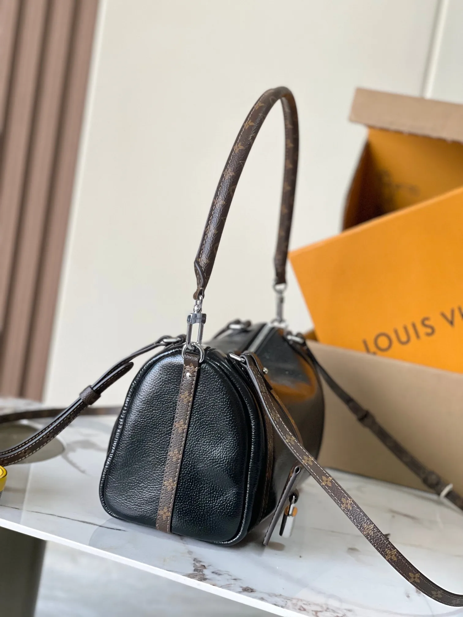 p1900 [Special grade MB original leather] EXPRESS small handbag Model: M27920 black oil wax leather 163C chip version Material: A-grade all-steel hardware, imported original cowhide Packaging: full set of original duty-free MB packaging Size: 17*13.5*26CM
