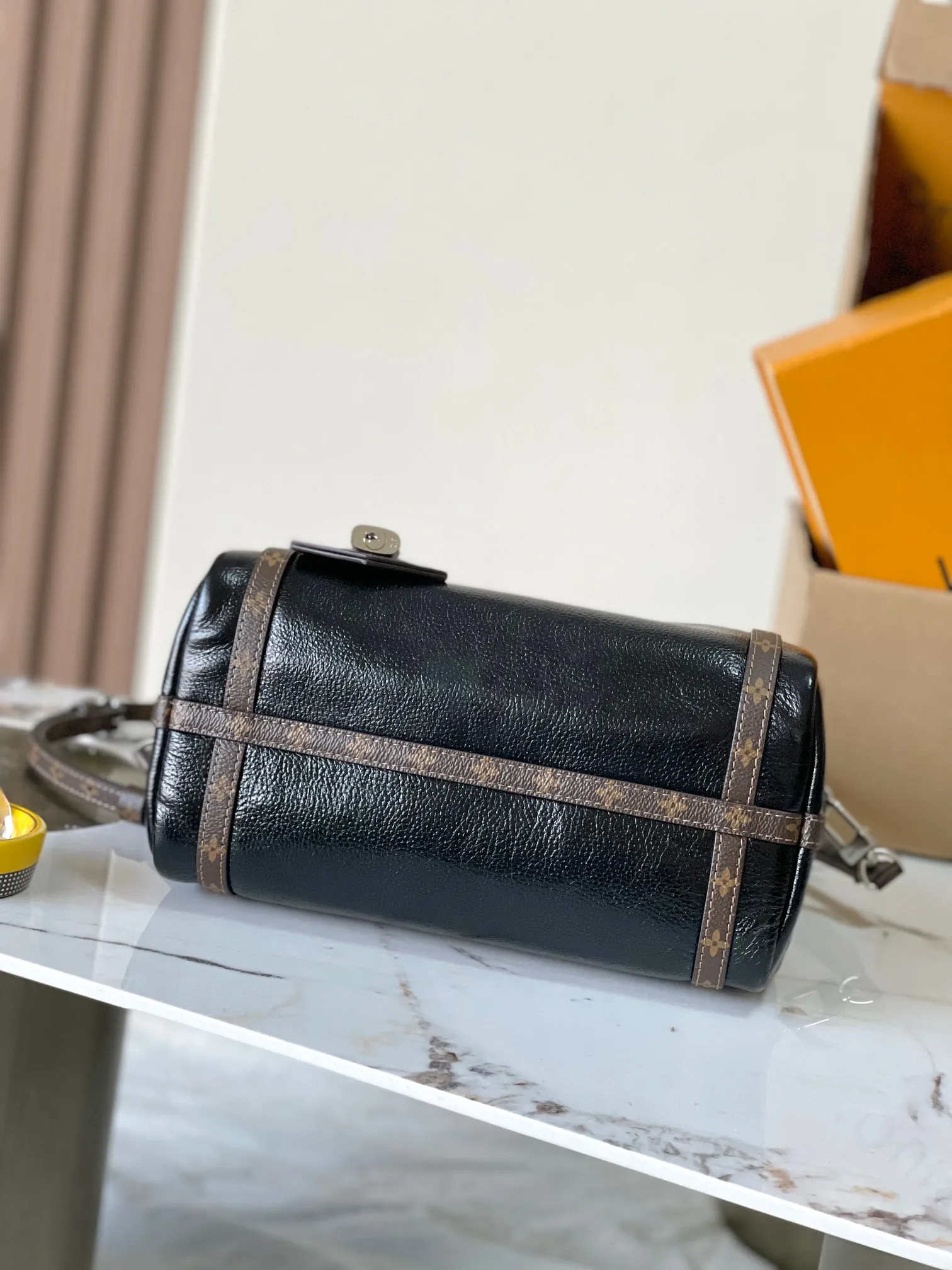 p1900 [Special grade MB original leather] EXPRESS small handbag Model: M27920 black oil wax leather 163C chip version Material: A-grade all-steel hardware, imported original cowhide Packaging: full set of original duty-free MB packaging Size: 17*13.5*26CM