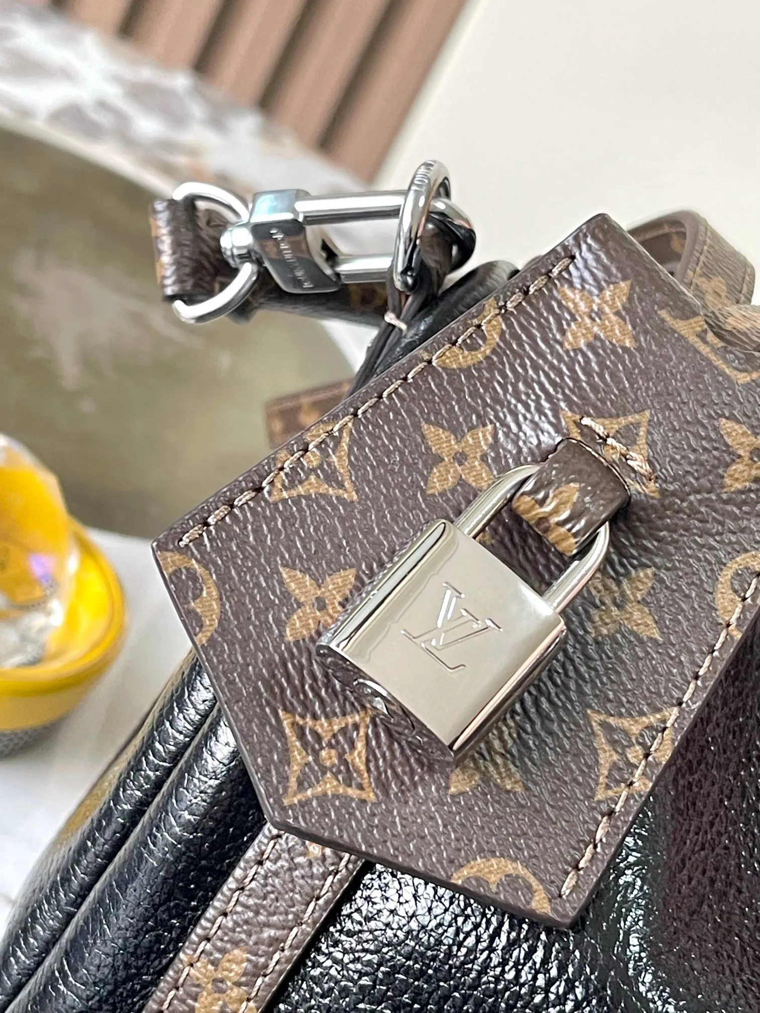 p1900 [Special grade MB original leather] EXPRESS small handbag Model: M27920 black oil wax leather 163C chip version Material: A-grade all-steel hardware, imported original cowhide Packaging: full set of original duty-free MB packaging Size: 17*13.5*26CM