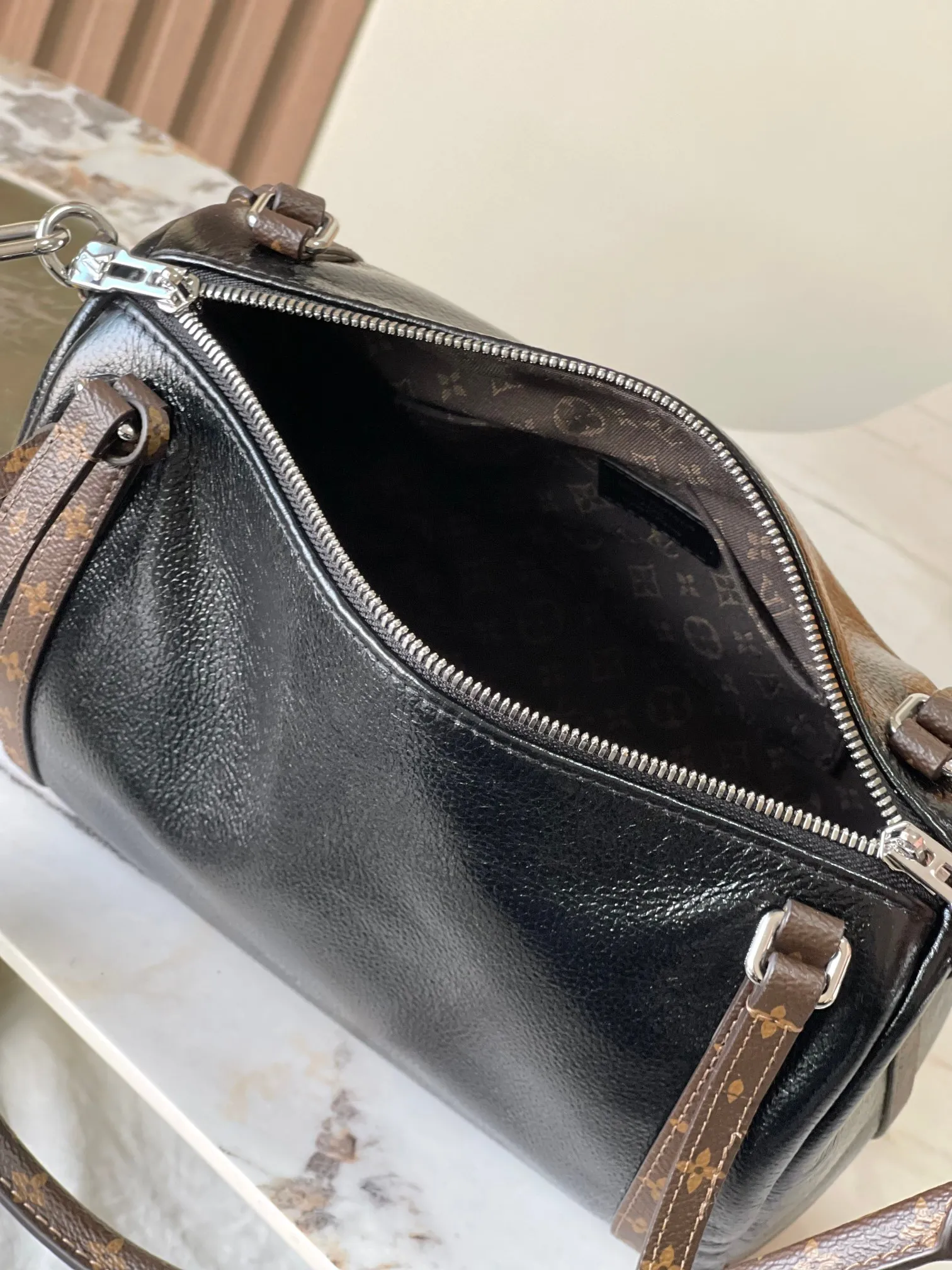 p1900 [Special grade MB original leather] EXPRESS small handbag Model: M27920 black oil wax leather 163C chip version Material: A-grade all-steel hardware, imported original cowhide Packaging: full set of original duty-free MB packaging Size: 17*13.5*26CM